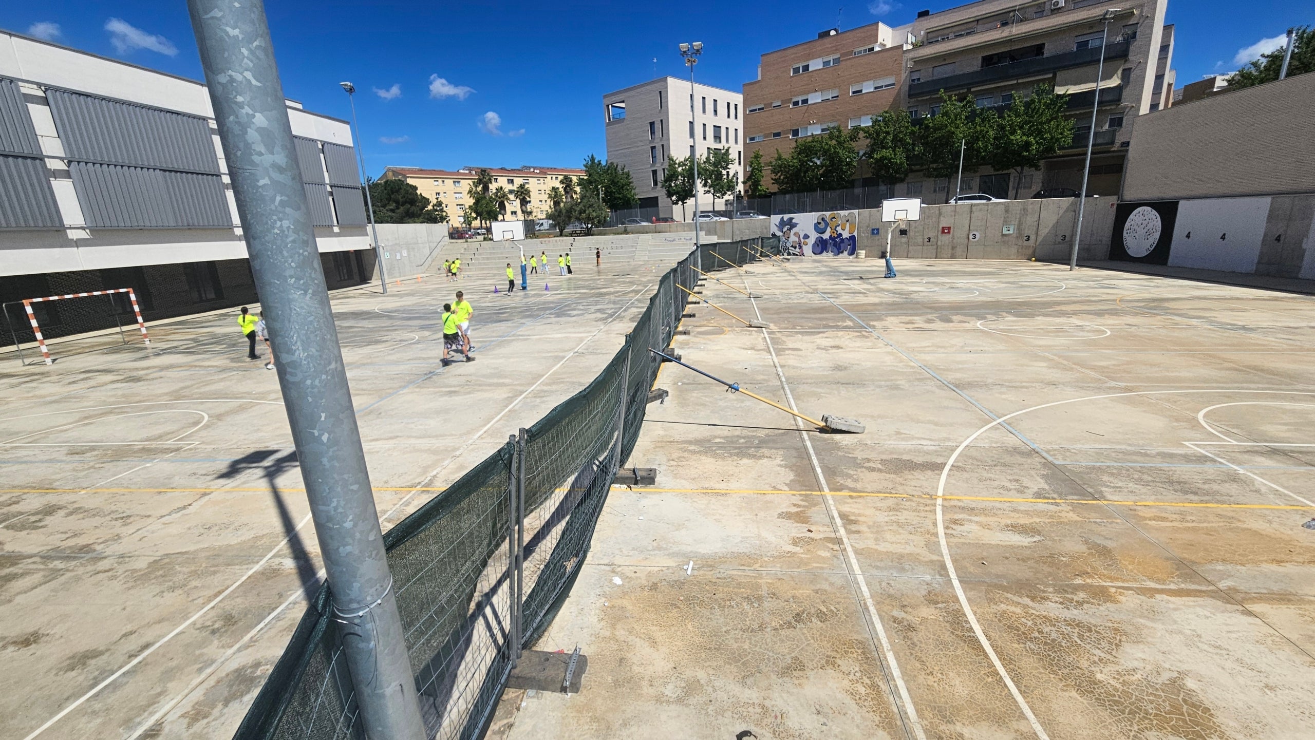 Pati de l'institut Can Roca amb la tanca de seguretat | Cedida