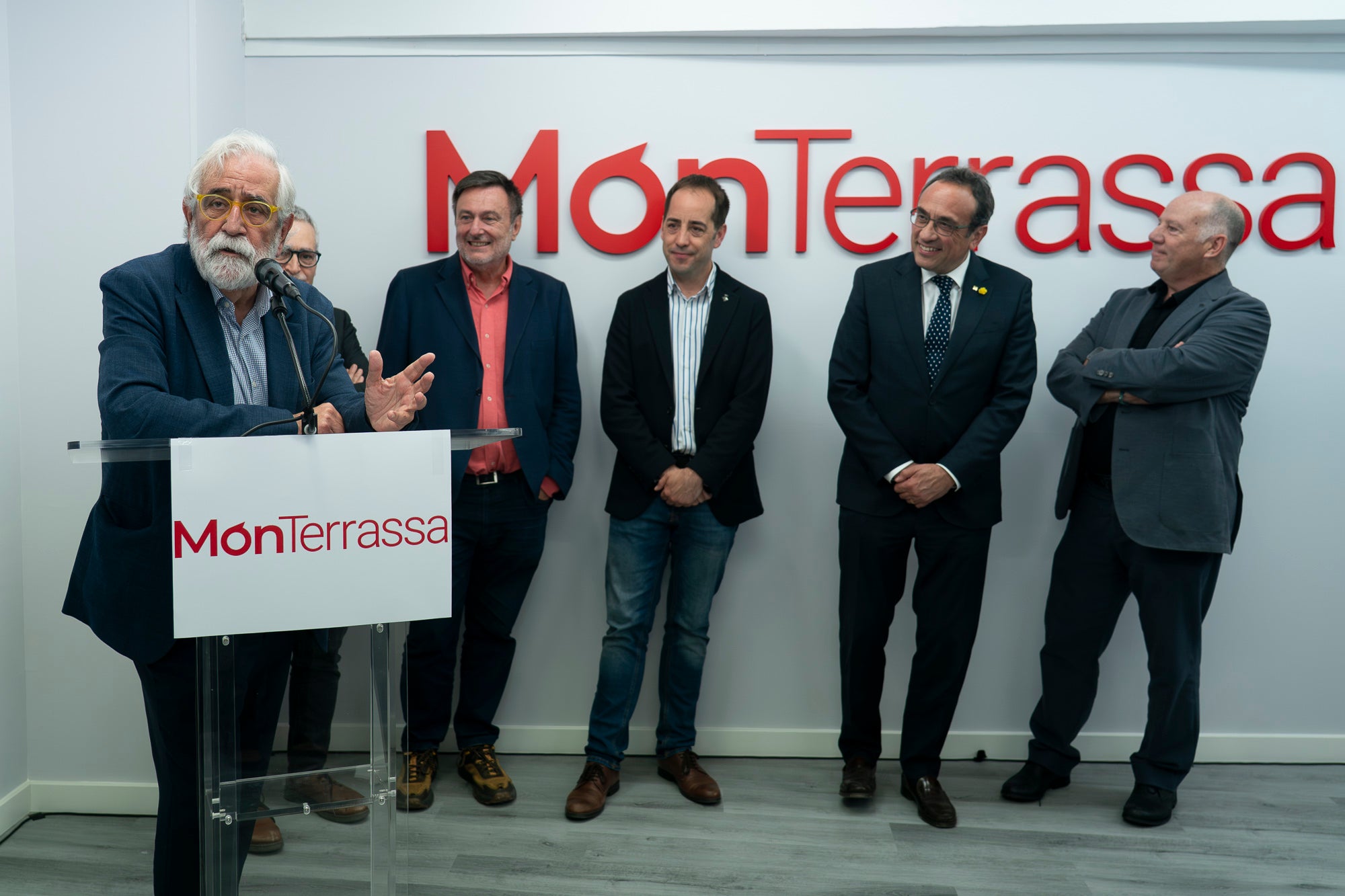 Aquest divendres, dia 8 de maig, ha tingut lloc la inauguració de la nova seu de MónTerrassa, al carrer de Faraday. La benvinguda ha anat a càrrec de l'editor d'El Grup el Món, Salvador Cot, i del director de MónTerrassa, Vicenç Batalla. I han intervingut el president del Parlament, Josep Rull, el tinent d'alcalde Xavier Cardona, i el director dels Mitjans de Comunicació, Marc Melillas. La intervenció central ha recaigut en el periodista i escriptor Vicenç Villatoro | Mireia Comas