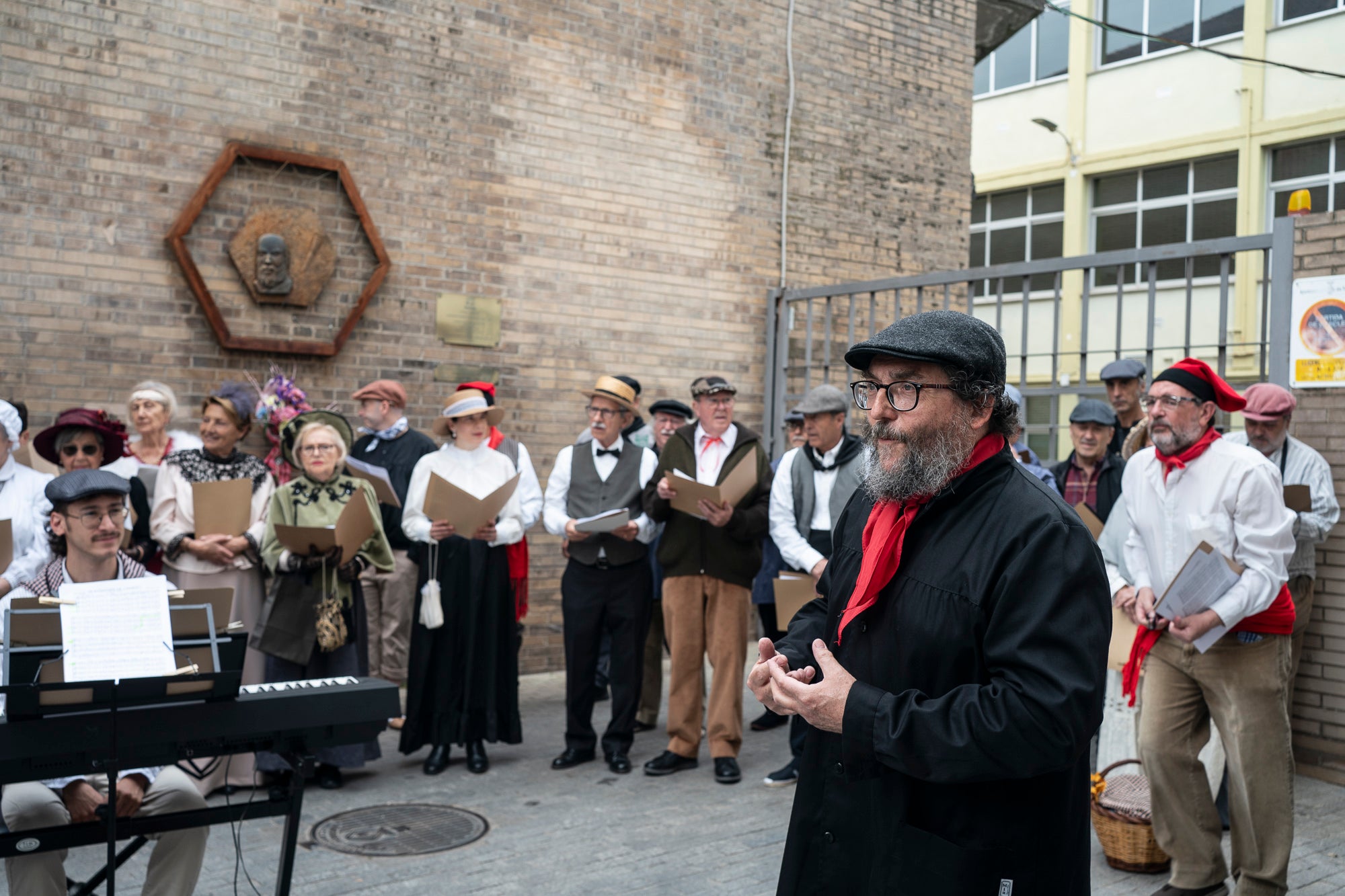L’Ateneu Terrassenc està d’aniversari. L’entitat celebra els 30 anys de la seva refundació i ho fa amb una setmana plena d’activitats. Els actes van iniciar-se divendres passat, amb el lliurament de les distincions de Sòcia d’Honor a l’escriptora Sílvia Alcàntara i d’Ateneista d’Honor a l’historiador Domènec Ferran. També amb un reconeixement especial a Joan Castellana, soci centenari. Dissabte, al Passatge Tete Montoliu va tenir lloc l’ofrena floral a Marinel·lo Bosch, qui va ser el primer president i fundador de l’Ateneu Terrassenc. Amb la participació dels Cantaires de Terrassa i la Colla de Trabucaires Els Federins.
