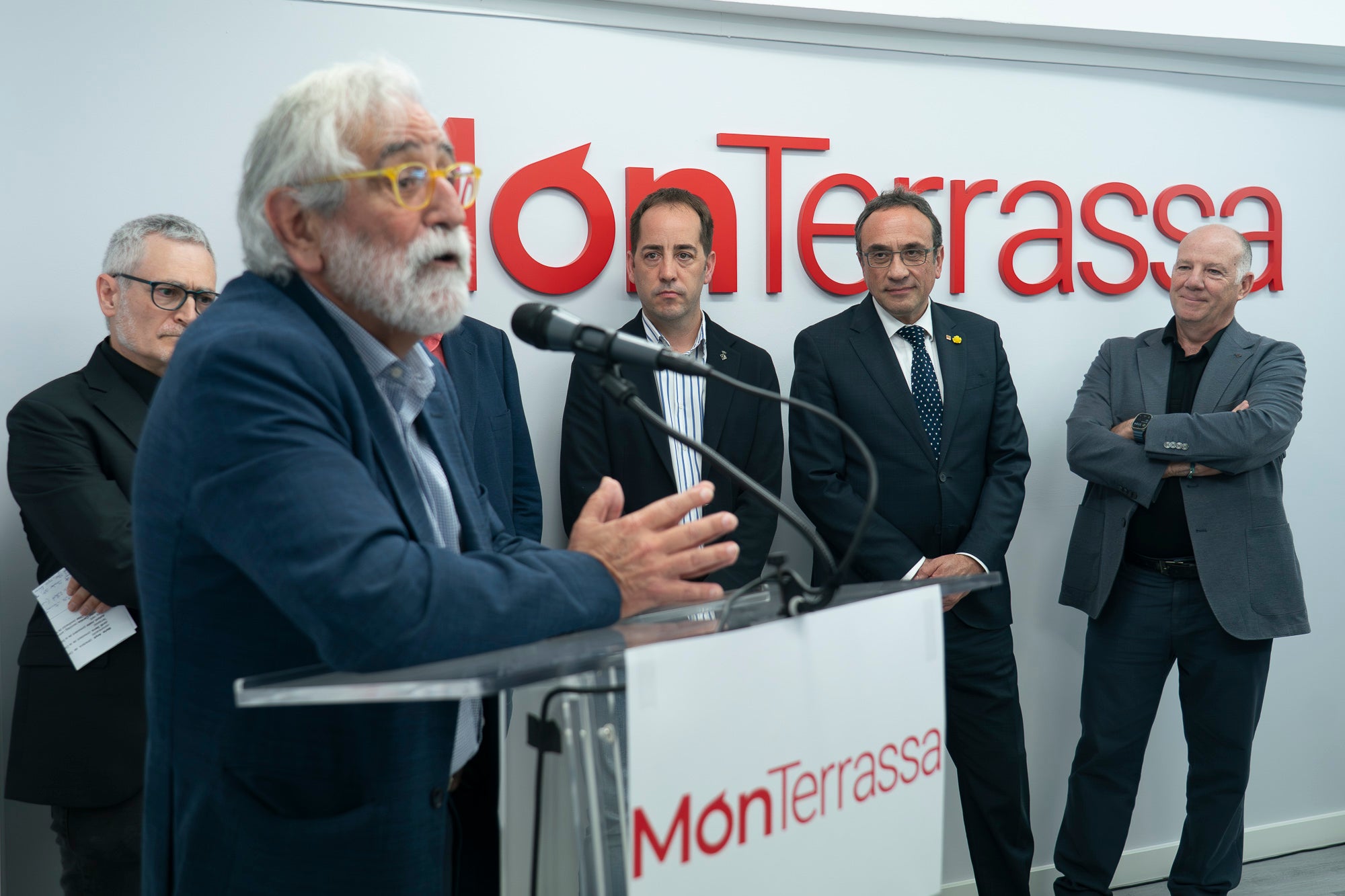Aquest divendres, dia 8 de maig, ha tingut lloc la inauguració de la nova seu de MónTerrassa, al carrer de Faraday. La benvinguda ha anat a càrrec de l'editor d'El Grup el Món, Salvador Cot, i del director de MónTerrassa, Vicenç Batalla. I han intervingut el president del Parlament, Josep Rull, el tinent d'alcalde Xavier Cardona, i el director dels Mitjans de Comunicació, Marc Melillas. La intervenció central ha recaigut en el periodista i escriptor Vicenç Villatoro | Mireia Comas