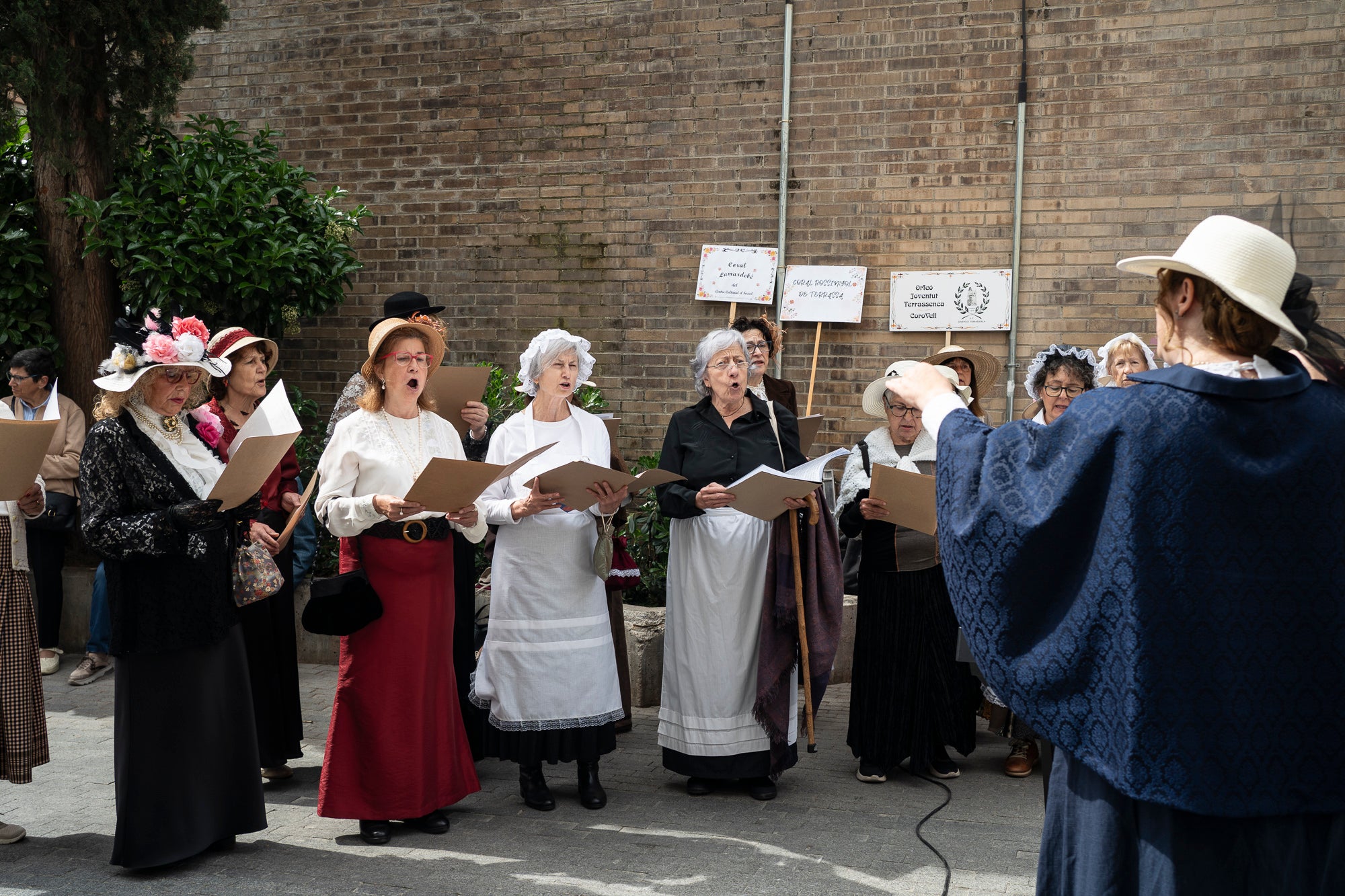 L’Ateneu Terrassenc està d’aniversari. L’entitat celebra els 30 anys de la seva refundació i ho fa amb una setmana plena d’activitats. Els actes van iniciar-se divendres passat, amb el lliurament de les distincions de Sòcia d’Honor a l’escriptora Sílvia Alcàntara i d’Ateneista d’Honor a l’historiador Domènec Ferran. També amb un reconeixement especial a Joan Castellana, soci centenari. Dissabte, al Passatge Tete Montoliu va tenir lloc l’ofrena floral a Marinel·lo Bosch, qui va ser el primer president i fundador de l’Ateneu Terrassenc. Amb la participació dels Cantaires de Terrassa i la Colla de Trabucaires Els Federins.