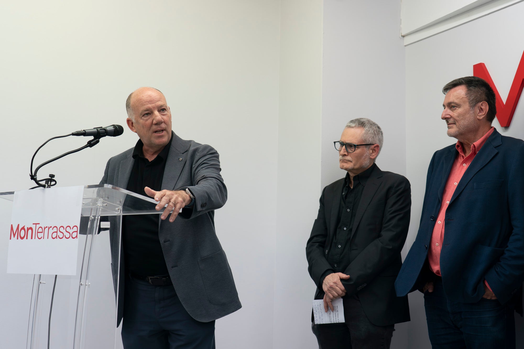 Aquest divendres, dia 8 de maig, ha tingut lloc la inauguració de la nova seu de MónTerrassa, al carrer de Faraday. La benvinguda ha anat a càrrec de l'editor d'El Grup el Món, Salvador Cot, i del director de MónTerrassa, Vicenç Batalla. I han intervingut el president del Parlament, Josep Rull, el tinent d'alcalde Xavier Cardona, i el director dels Mitjans de Comunicació, Marc Melillas. La intervenció central ha recaigut en el periodista i escriptor Vicenç Villatoro | Mireia Comas