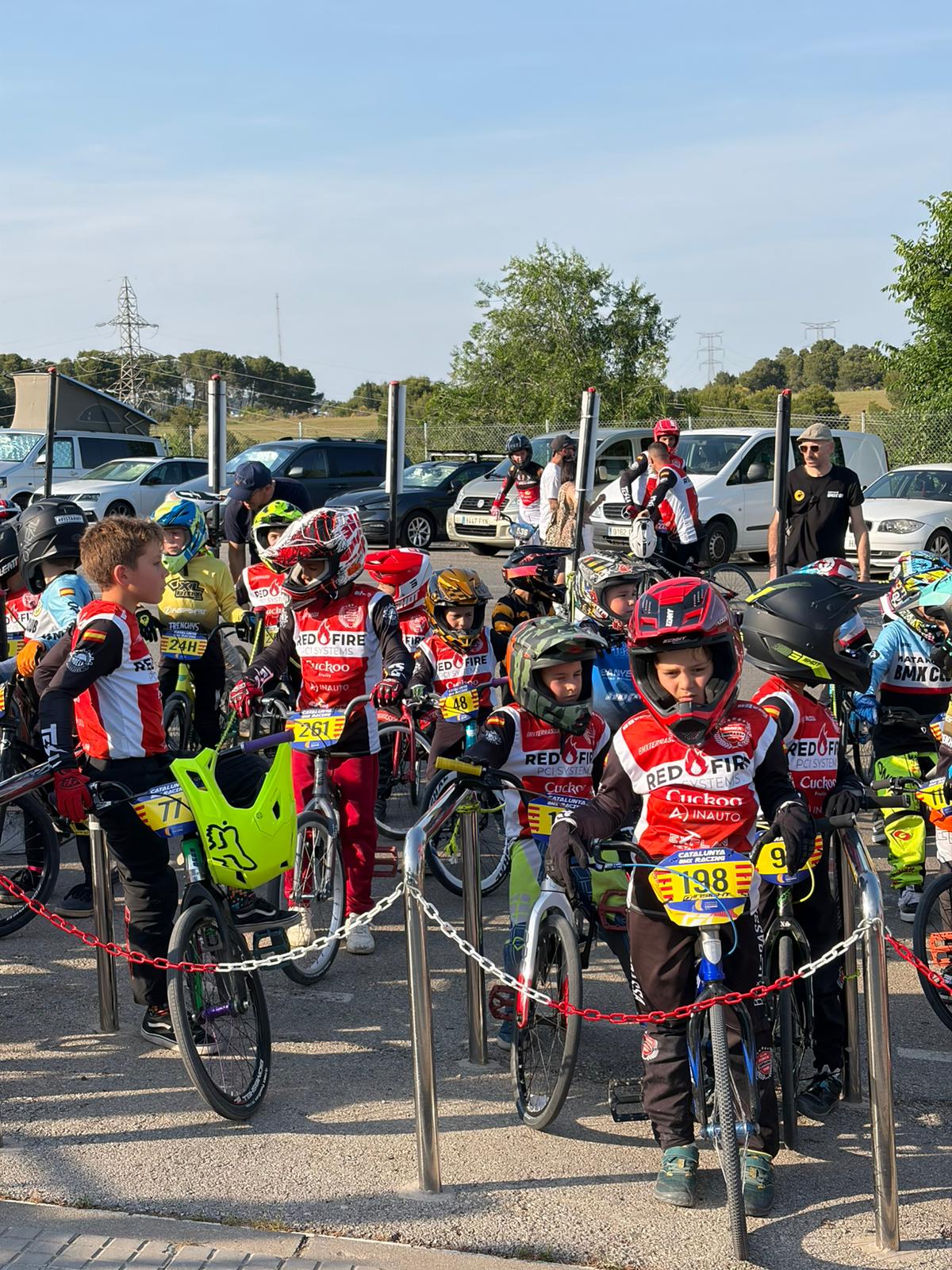 Més de 200 riders van participar en la Copa de Catalunya BMX 2026 que va tenir lloc aquest dissabte al circuit del BMX Terrassa. Al nivell competitiu i bona afluència de públic per veure un dels grans esdeveniments del BMX català. La prova tenia la peculiaritat de ser nocturna, amb tres mànigues classificatòries, semifinals en les categories amb més participació i finals. Àmplia representació terrassenca amb 74 riders que van disset podis, a més del guardó a millor escola de la jornada.