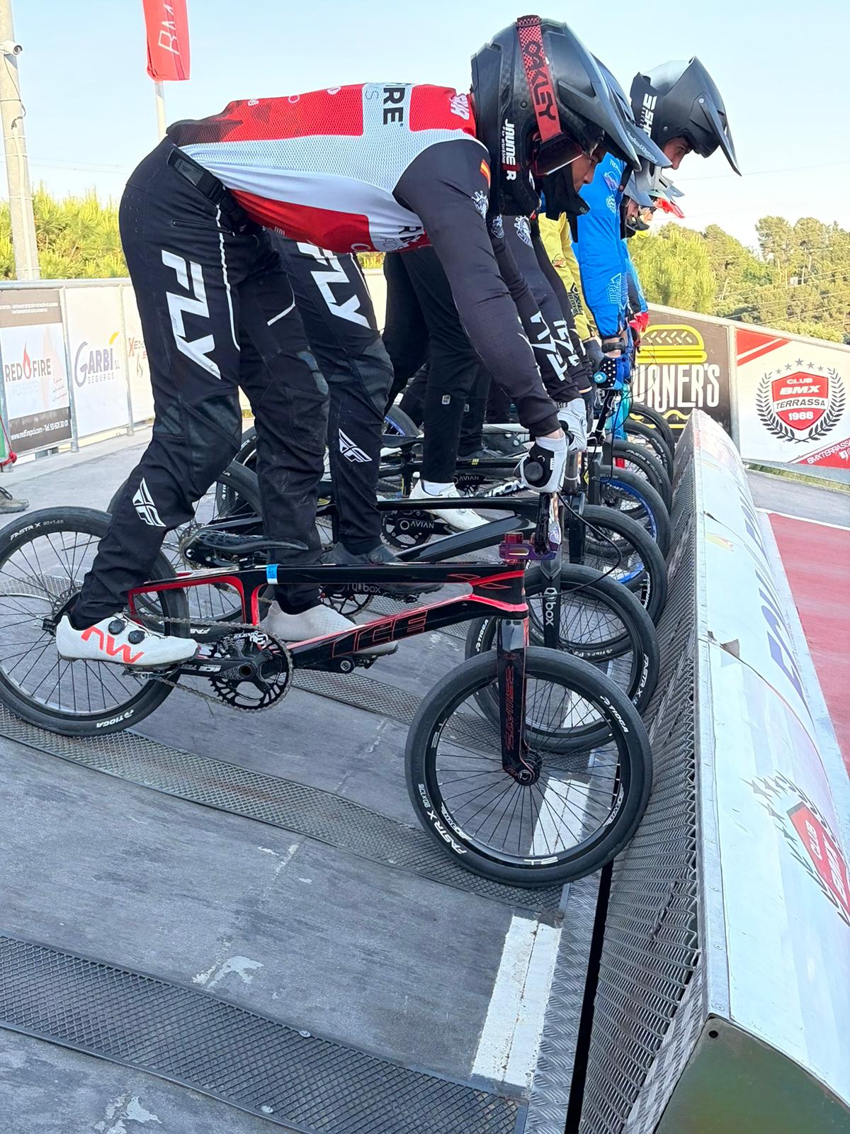 Més de 200 riders van participar en la Copa de Catalunya BMX 2026 que va tenir lloc aquest dissabte al circuit del BMX Terrassa. Al nivell competitiu i bona afluència de públic per veure un dels grans esdeveniments del BMX català. La prova tenia la peculiaritat de ser nocturna, amb tres mànigues classificatòries, semifinals en les categories amb més participació i finals. Àmplia representació terrassenca amb 74 riders que van disset podis, a més del guardó a millor escola de la jornada.