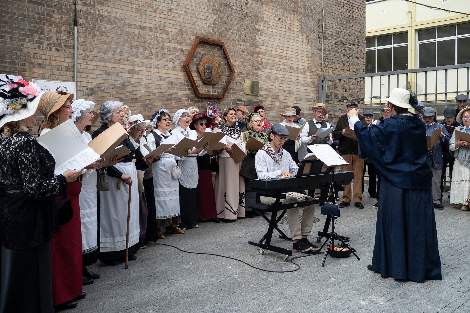 L’Ateneu Terrassenc està d’aniversari. L’entitat celebra els 30 anys de la seva refundació i ho fa amb una setmana plena d’activitats. Els actes van iniciar-se divendres passat, amb el lliurament de les distincions de Sòcia d’Honor a l’escriptora Sílvia Alcàntara i d’Ateneista d’Honor a l’historiador Domènec Ferran. També amb un reconeixement especial a Joan Castellana, soci centenari. Dissabte, al Passatge Tete Montoliu va tenir lloc l’ofrena floral a Marinel·lo Bosch, qui va ser el primer president i fundador de l’Ateneu Terrassenc. Amb la participació dels Cantaires de Terrassa i la Colla de Trabucaires Els Federins.