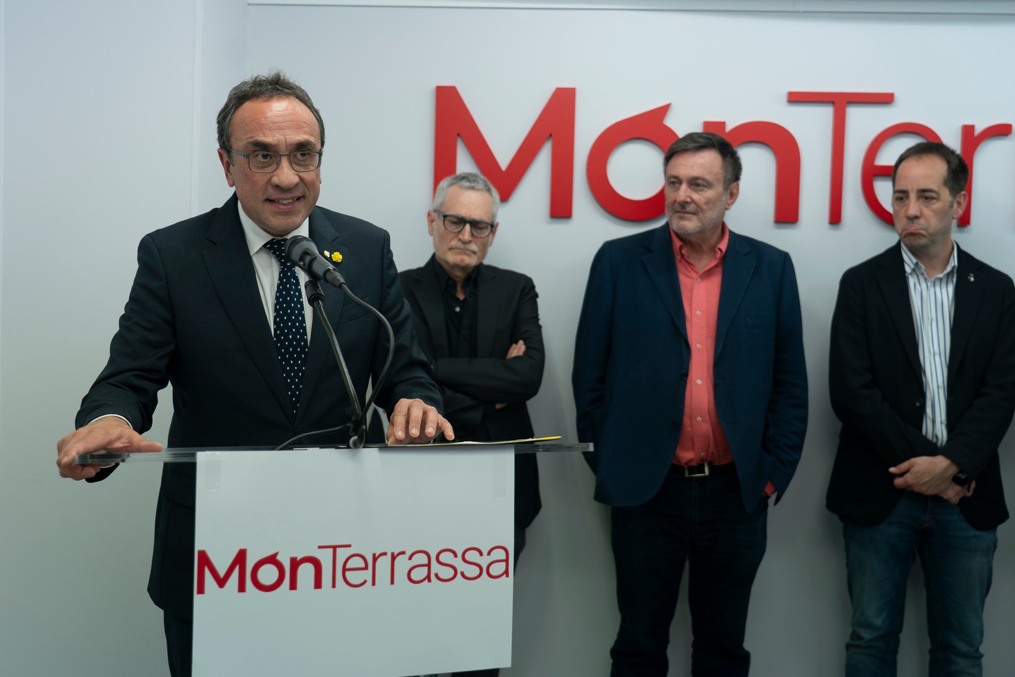 Aquest divendres, dia 8 de maig, ha tingut lloc la inauguració de la nova seu de MónTerrassa, al carrer de Faraday. La benvinguda ha anat a càrrec de l'editor d'El Grup el Món, Salvador Cot, i del director de MónTerrassa, Vicenç Batalla. I han intervingut el president del Parlament, Josep Rull, el tinent d'alcalde Xavier Cardona, i el director dels Mitjans de Comunicació, Marc Melillas. La intervenció central ha recaigut en el periodista i escriptor Vicenç Villatoro | Mireia Comas