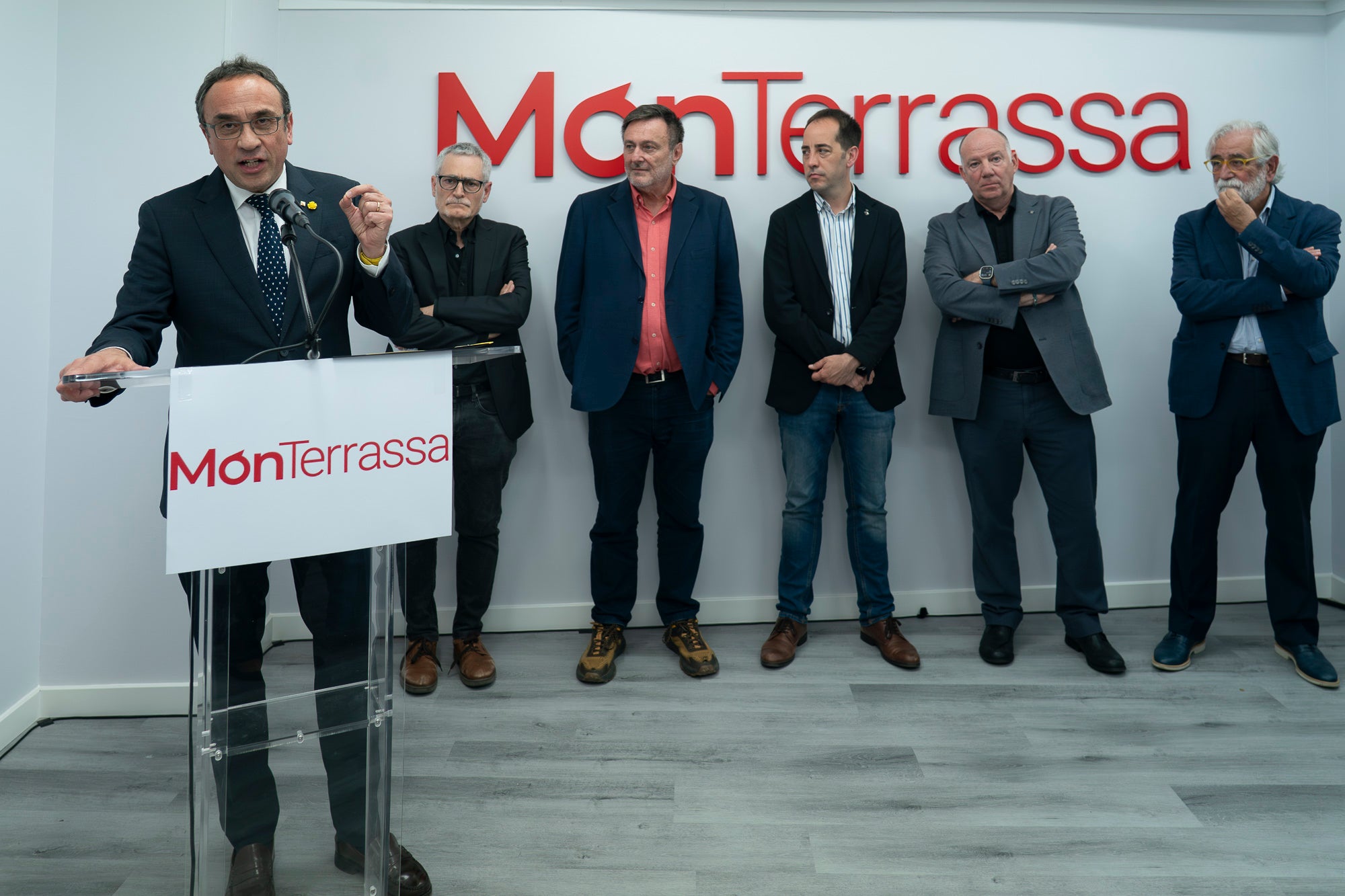 Aquest divendres, dia 8 de maig, ha tingut lloc la inauguració de la nova seu de MónTerrassa, al carrer de Faraday. La benvinguda ha anat a càrrec de l'editor d'El Grup el Món, Salvador Cot, i del director de MónTerrassa, Vicenç Batalla. I han intervingut el president del Parlament, Josep Rull, el tinent d'alcalde Xavier Cardona, i el director dels Mitjans de Comunicació, Marc Melillas. La intervenció central ha recaigut en el periodista i escriptor Vicenç Villatoro | Mireia Comas