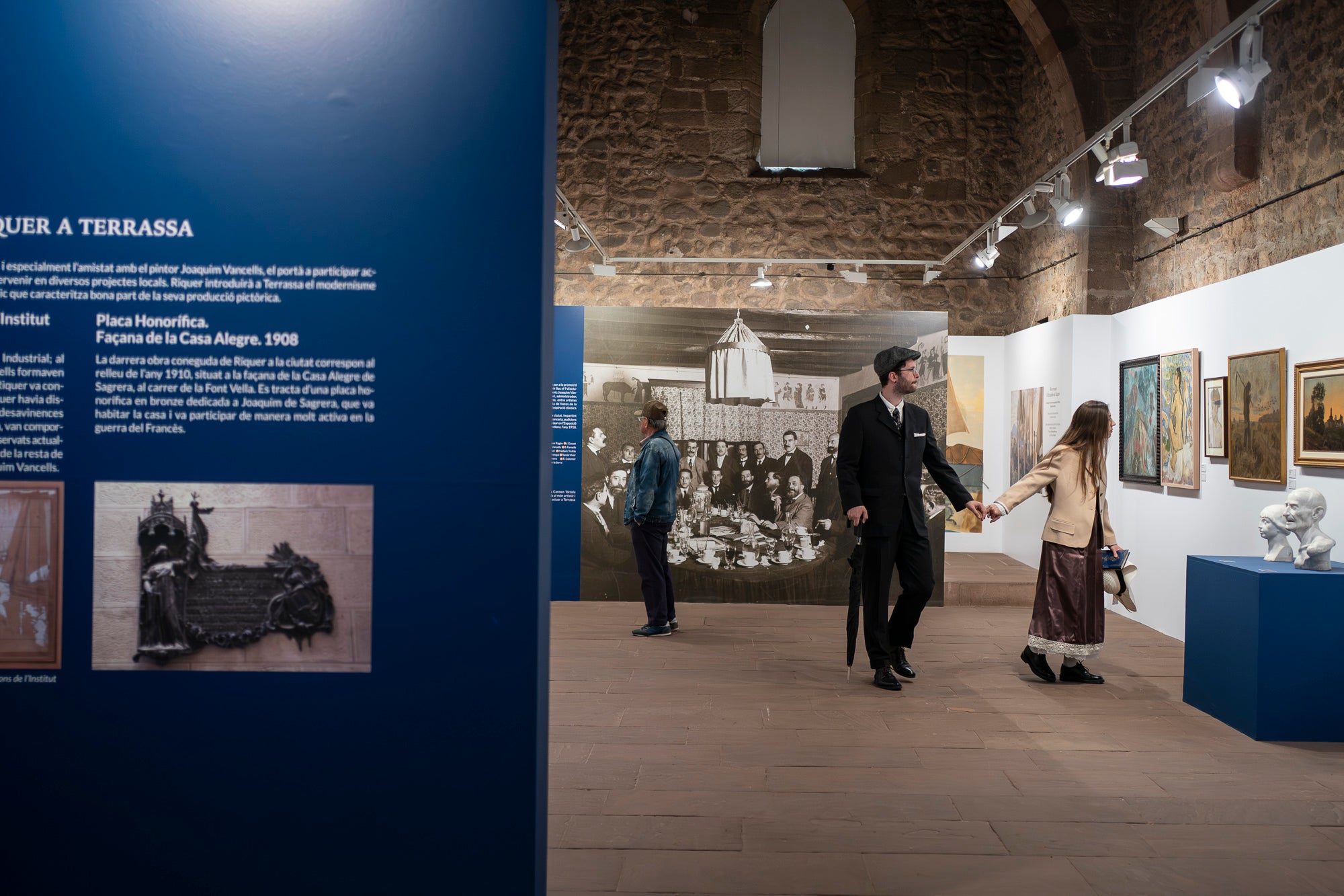 Partint de la Casa Alegre de Sagrera i el plafó al·legòric de figures femenines d'Alexandre de Riquer -el protagonista de la XXIII Fira Modernista de Terrassa-, aquesta és la passejada fotogràfica de dissabte al matí. Durant el recorregut, ens creuem amb públic vestit d'època, inclosos regidors i regidores, la Gran Fira dels Invents del Passeig Comte d'Ègara, l'exposició 'El llegat Riquer' al Castell Cartoixa de Vallparadís, la música del Pep Domènech amb la seva pianola Aeolian davant del Mercat de la Independència, la manifestació de dones obreres sufragistes, el Mercat d'Artesania i els tallers d'oficis d'arts aplicades al parc de Sant Jordi entorn una Masia Freixa en obres de restauració, la màgia de l'atracció Cavallets de principis del segle XX al parc dels Catalans i la cercavila del Circ Històric Raluy, que aquests dies presenta el seu espectacle 'Terra' a la plaça Nova. Endinseu-vos en una Terrassa ben modernista | Mireia Comas