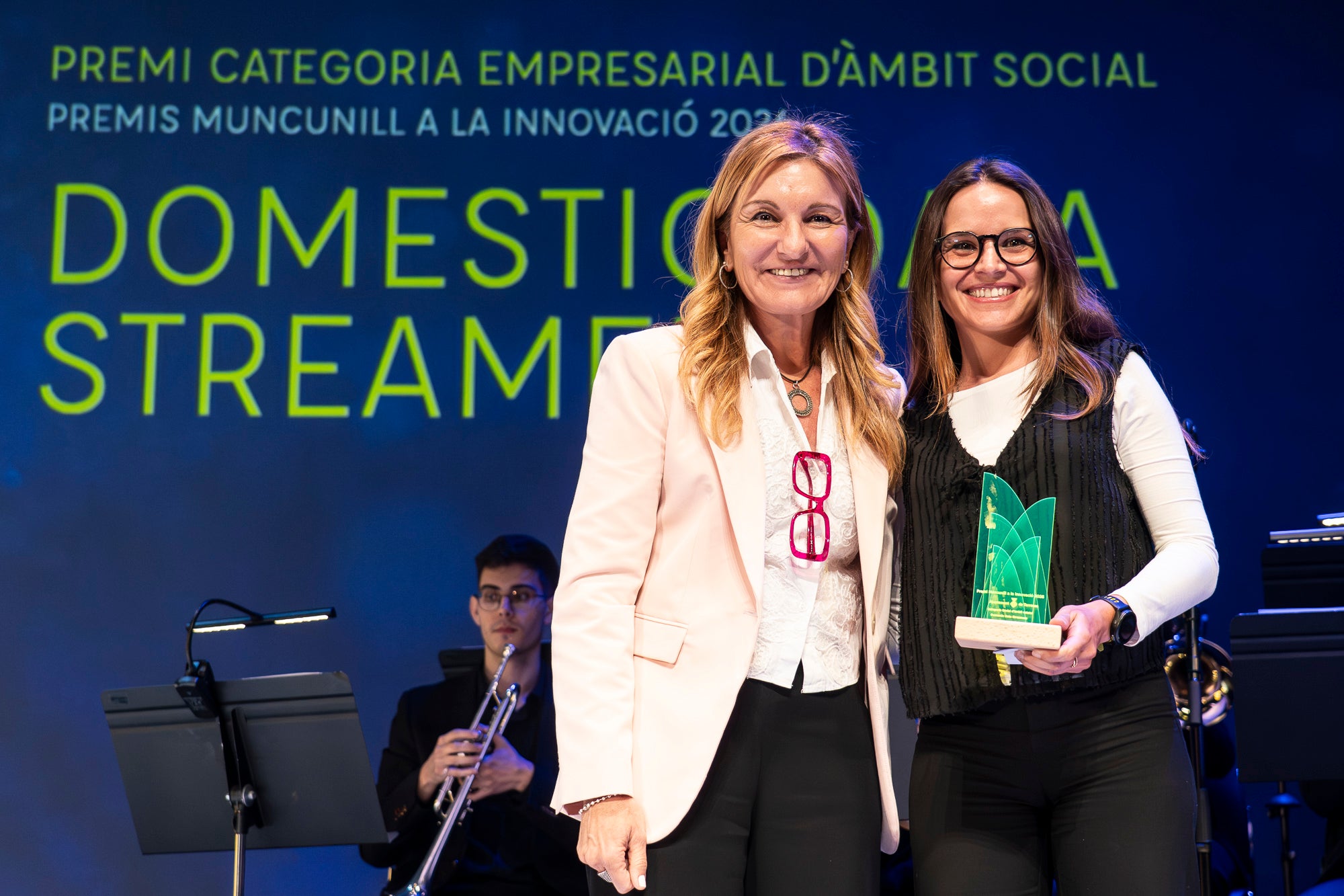 El Teatre Principal ha acollit aquest dijous, dia 7 de maig, la desena edició dels Premis Muncunill a la Innovació. Les empreses guanyadores han estat Comser, Luxquanta, Casa Batlló i Domestic Data Streamers, mentre que el Premi Muncunill a la Innovació d’Honor ha estat per l’Acondicionamiento Tarrasense, actual Centre Tecnològic LEITAT, en reconeixement a la seva trajectòria de 120 anys. Com ja és habitual, durant la gala, conduïda per la periodista Sheila Allen, i ha comptat amb un element artístic excepcional: l'actuació de l'Orquestra Simfònica del Vallès,. Creats per l’Ajuntament de Terrassa amb el suport de la Diputació de Barcelona, aquests guardons tenen com a principal objectiu apropar la innovació a la ciutadania i, alhora, visibilitzar i reconèixer la feina de les empreses que aposten per la innovació com a model integral, contribuint a la millora de la qualitat de vida de les persones.
