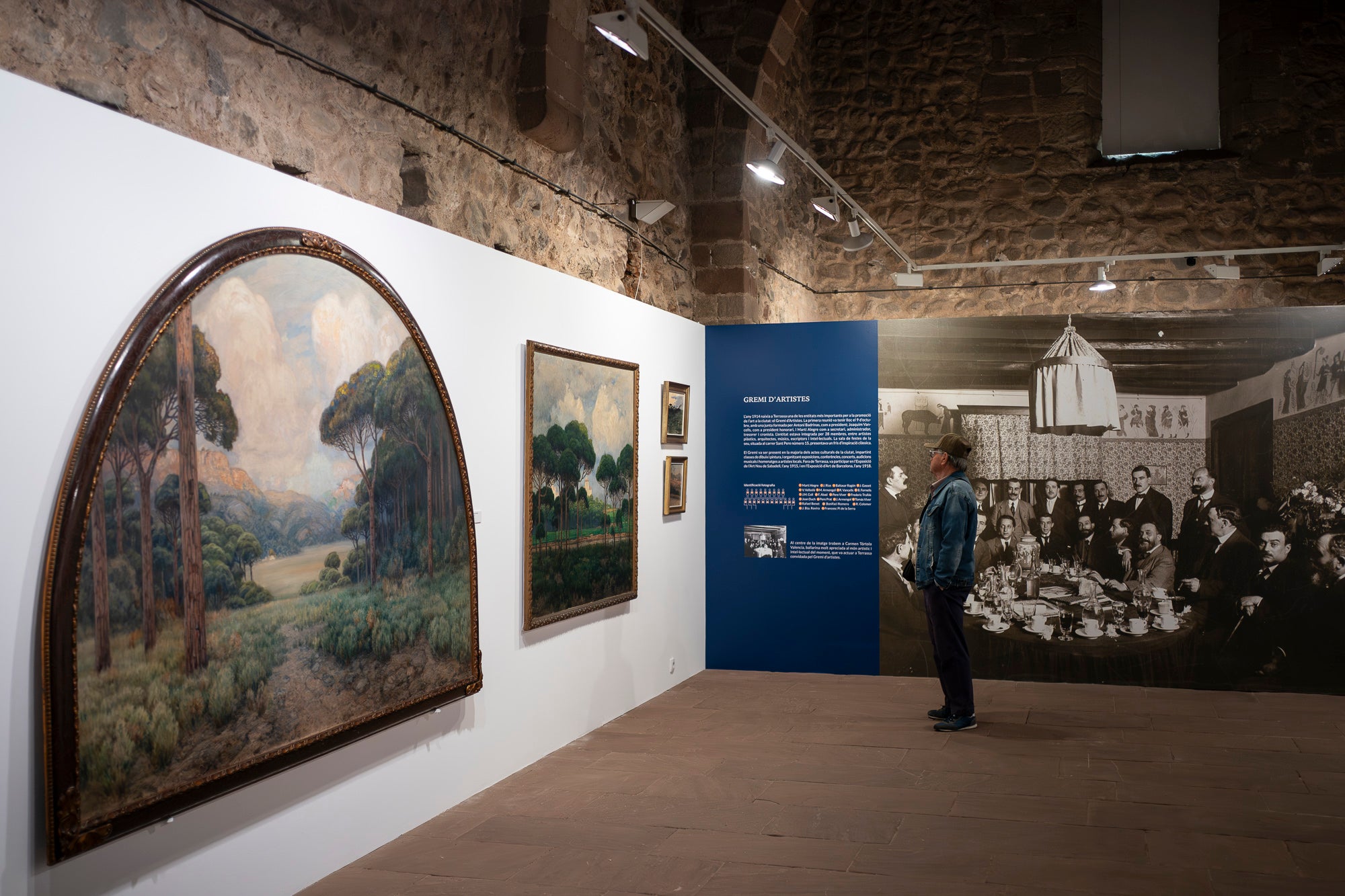 Partint de la Casa Alegre de Sagrera i el plafó al·legòric de figures femenines d'Alexandre de Riquer -el protagonista de la XXIII Fira Modernista de Terrassa-, aquesta és la passejada fotogràfica de dissabte al matí. Durant el recorregut, ens creuem amb públic vestit d'època, inclosos regidors i regidores, la Gran Fira dels Invents del Passeig Comte d'Ègara, l'exposició 'El llegat Riquer' al Castell Cartoixa de Vallparadís, la música del Pep Domènech amb la seva pianola Aeolian davant del Mercat de la Independència, la manifestació de dones obreres sufragistes, el Mercat d'Artesania i els tallers d'oficis d'arts aplicades al parc de Sant Jordi entorn una Masia Freixa en obres de restauració, la màgia de l'atracció Cavallets de principis del segle XX al parc dels Catalans i la cercavila del Circ Històric Raluy, que aquests dies presenta el seu espectacle 'Terra' a la plaça Nova. Endinseu-vos en una Terrassa ben modernista | Mireia Comas