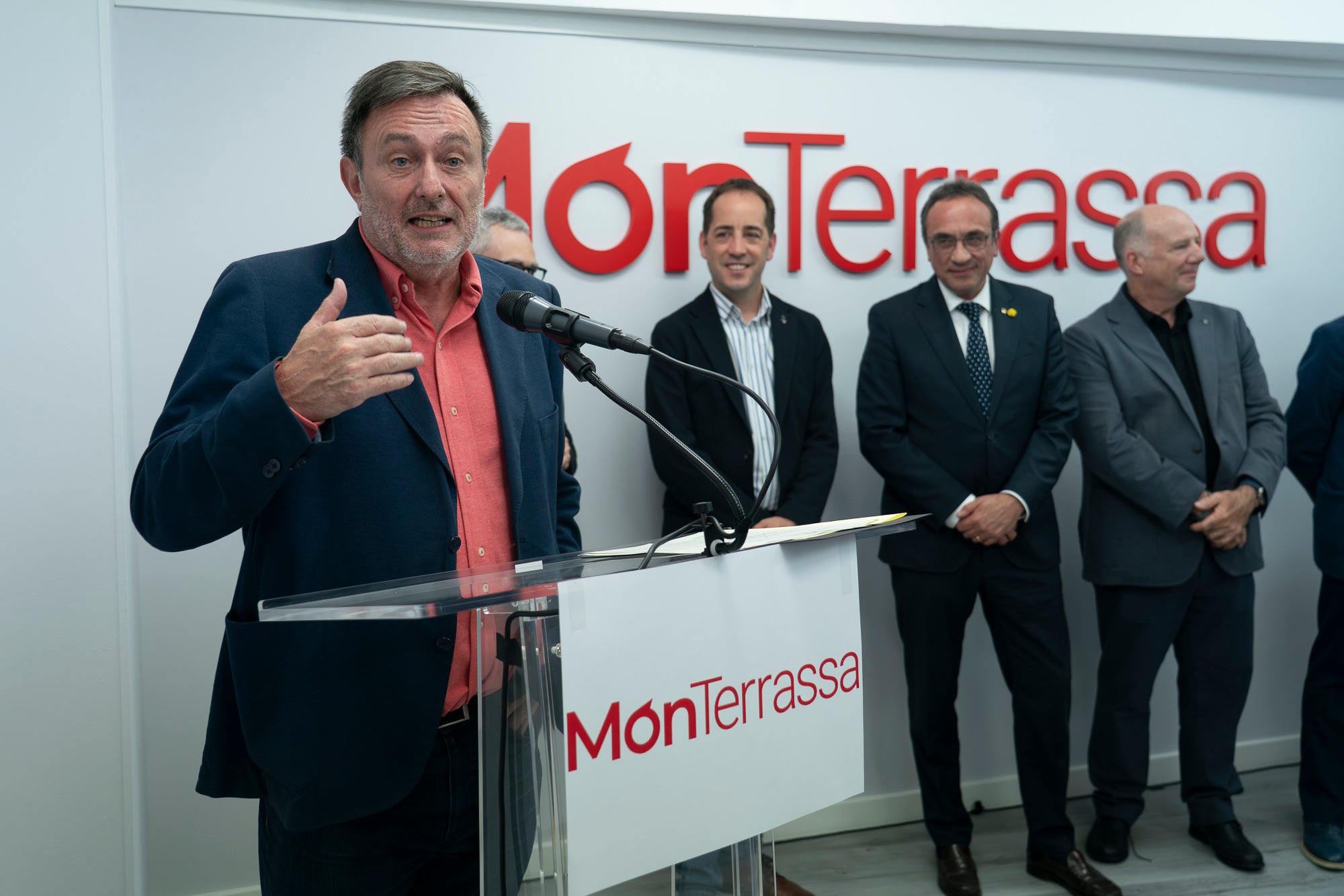 Aquest divendres, dia 8 de maig, ha tingut lloc la inauguració de la nova seu de MónTerrassa, al carrer de Faraday. La benvinguda ha anat a càrrec de l'editor d'El Grup el Món, Salvador Cot, i del director de MónTerrassa, Vicenç Batalla. I han intervingut el president del Parlament, Josep Rull, el tinent d'alcalde Xavier Cardona, i el director dels Mitjans de Comunicació, Marc Melillas. La intervenció central ha recaigut en el periodista i escriptor Vicenç Villatoro | Mireia Comas