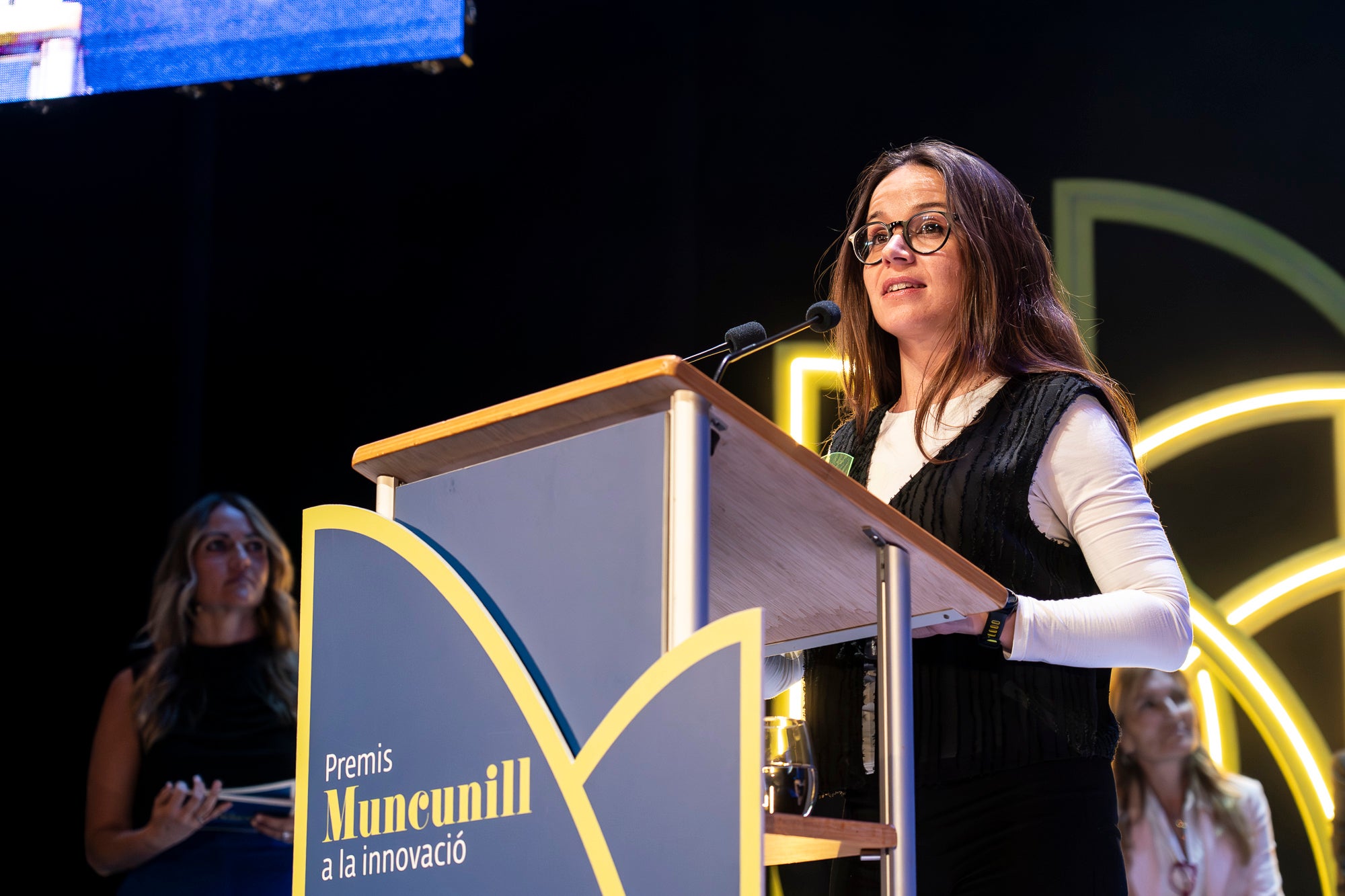 El Teatre Principal ha acollit aquest dijous, dia 7 de maig, la desena edició dels Premis Muncunill a la Innovació. Les empreses guanyadores han estat Comser, Luxquanta, Casa Batlló i Domestic Data Streamers, mentre que el Premi Muncunill a la Innovació d’Honor ha estat per l’Acondicionamiento Tarrasense, actual Centre Tecnològic LEITAT, en reconeixement a la seva trajectòria de 120 anys. Com ja és habitual, durant la gala, conduïda per la periodista Sheila Allen, i ha comptat amb un element artístic excepcional: l'actuació de l'Orquestra Simfònica del Vallès,. Creats per l’Ajuntament de Terrassa amb el suport de la Diputació de Barcelona, aquests guardons tenen com a principal objectiu apropar la innovació a la ciutadania i, alhora, visibilitzar i reconèixer la feina de les empreses que aposten per la innovació com a model integral, contribuint a la millora de la qualitat de vida de les persones.