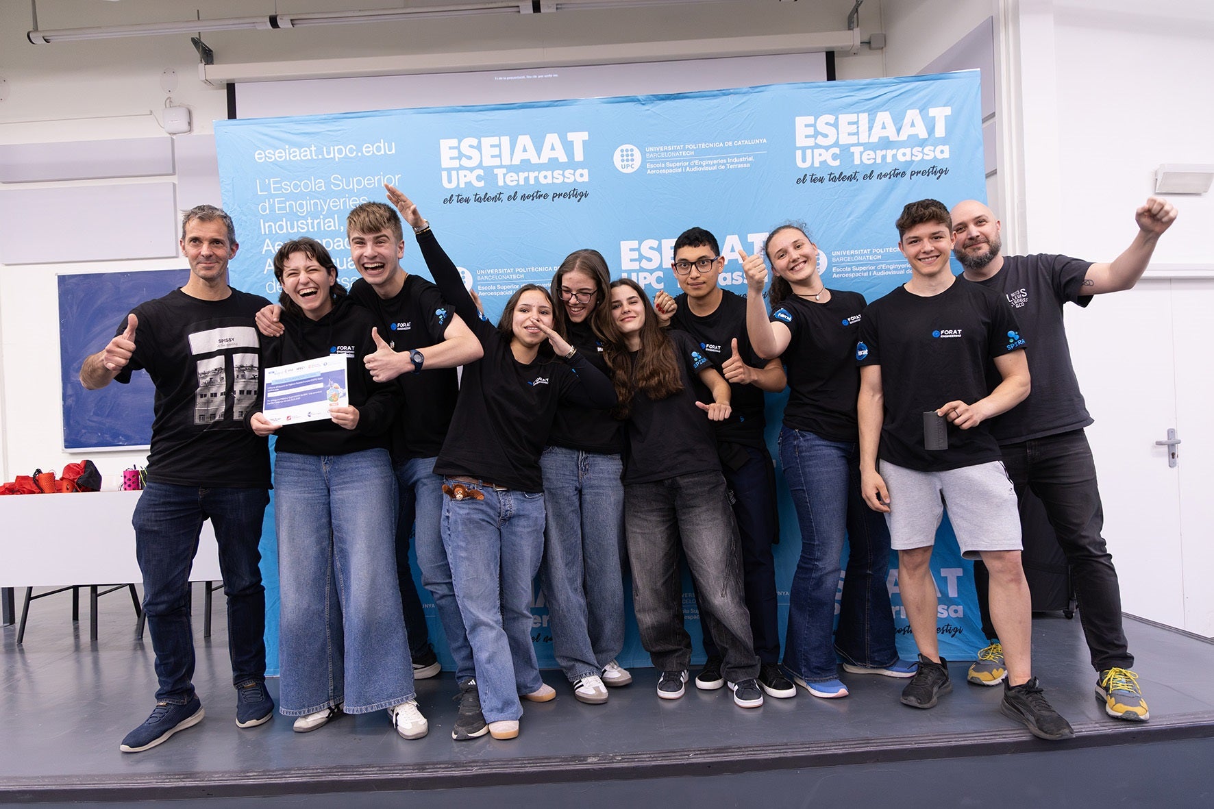 Els estudiants de l’equip “Forat Engineering”, de l’Institut Forat del Vent, amb els seus professors i professores, guanyadors del Cansat 2026 | ESEIAAT