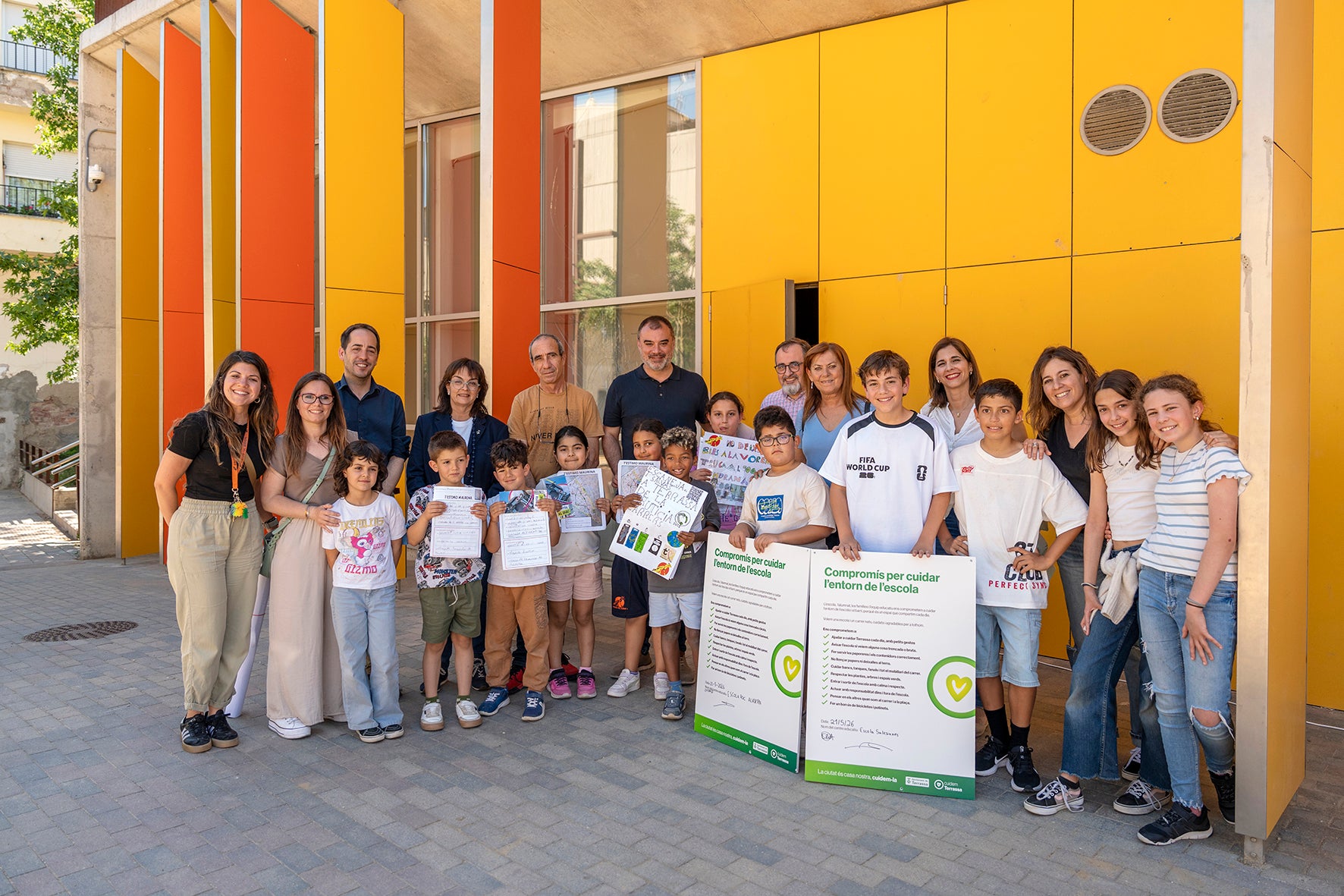 Les escoles Roc Alabern, Les Salesianes i l'institut Les Aimerigues se sumen a la campanya 'Cuidem Terrassa' | Rafel Casanova (BCF). Via Ajuntament de Terrassa