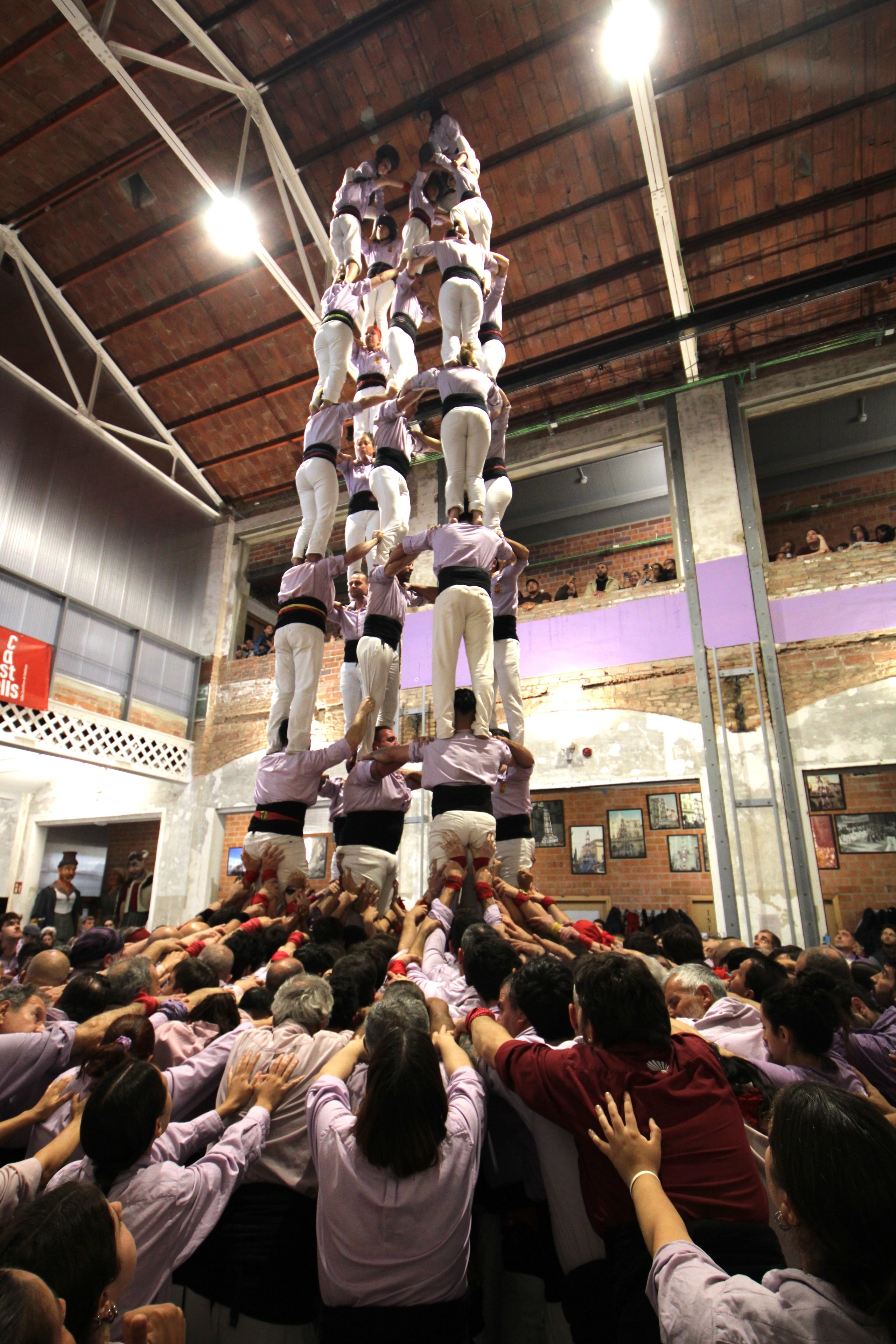 Cal Reig ha estat testimoni aquest dissabte d'una d’una nova estrena dels Minyons de Terrassa en aquest primer tram de temporada. En el marc de la Fira Modernista i celebrant el Memorial Xavi Bacardit, la colla malva ha fet un salt descarregant el seu primer 5 de 8 de l'any. La diada ha començat amb tres pilars de quatre simultanis que han donat pas a les rondes de castells. L’objectiu principal de la jornada s'ha assolit en primera ronda en forma de la catedral: un 5 de 8 de postal. Per acompanyar aquesta estrena, els de la camisa malva han completat un nou 2 de 8 amb folre i tancant les rondes amb un solvent 4 de 8. L’actuació s'ha segellat amb la descàrrega de dos pilars de cinc. 