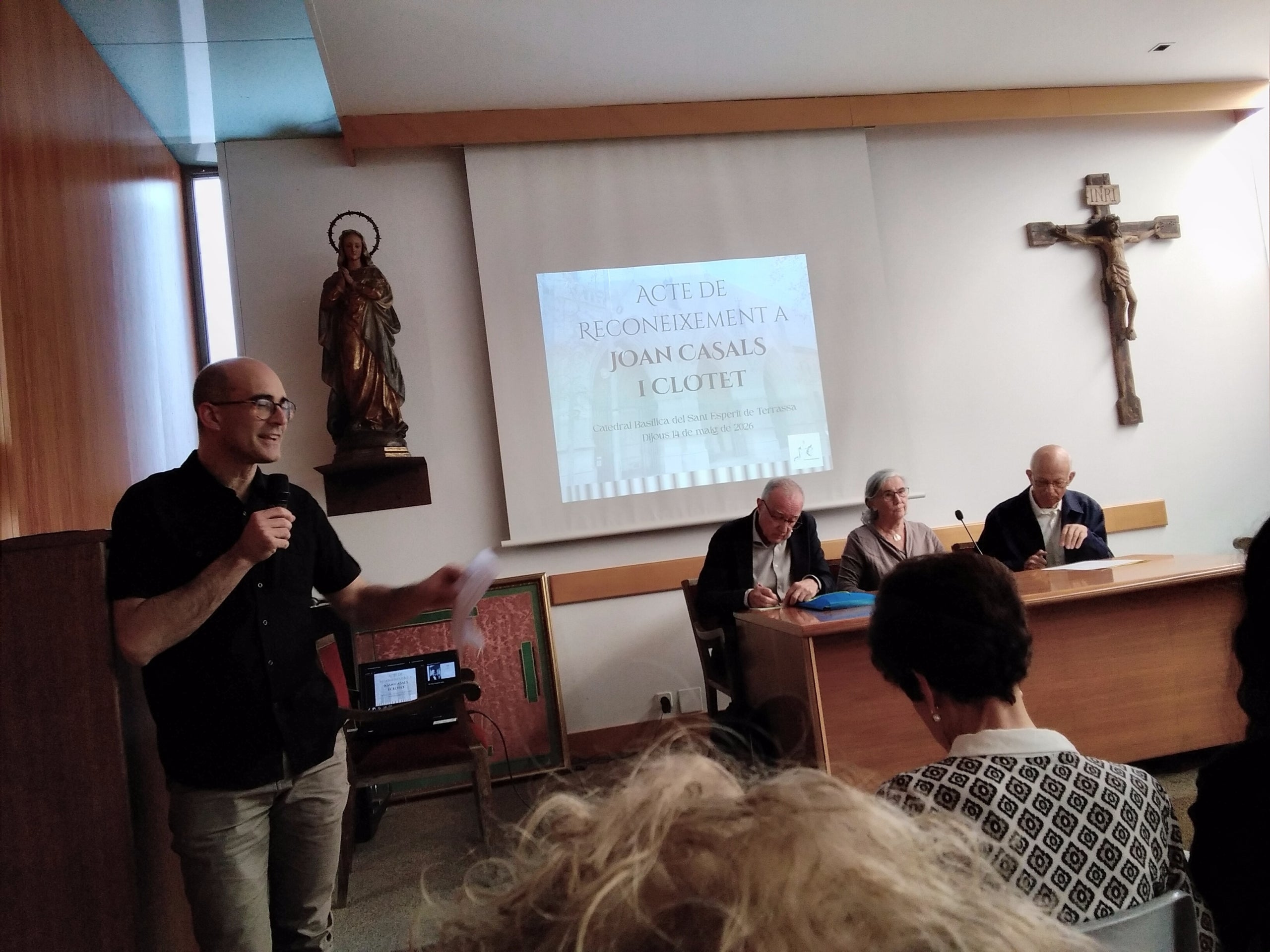 Albert Casals Ibàñez, va presentar l'acte d'homenatge a Joan Casals, amb Salvador Cardús, Ramon Oranias i Ma Mercè Vilar | Josep Ballbè