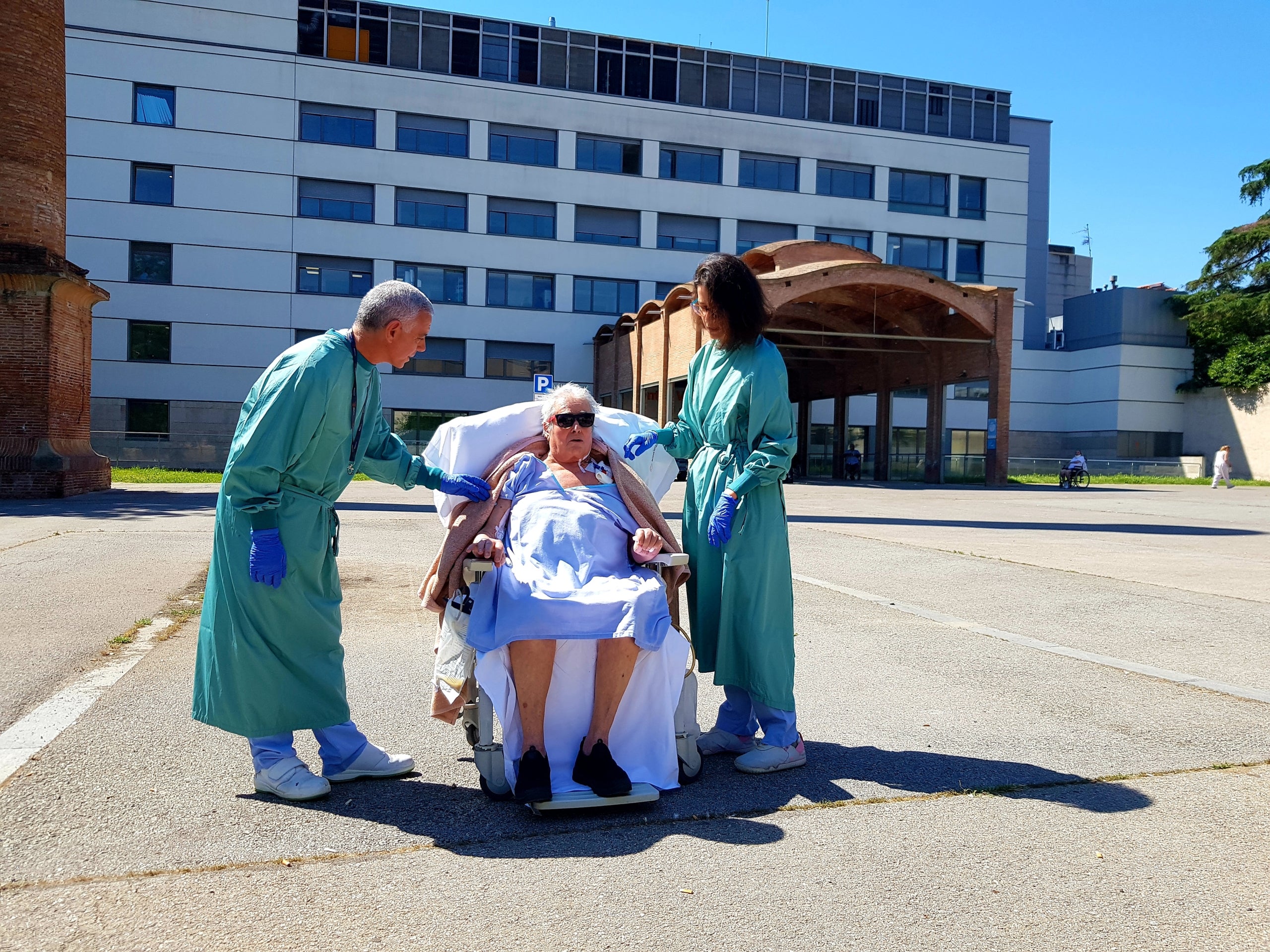 En Joan Armengol ha estat el primer pacient de l'UCI de Mútua a sortir a fer un passeig | Lluïsa Tarrida