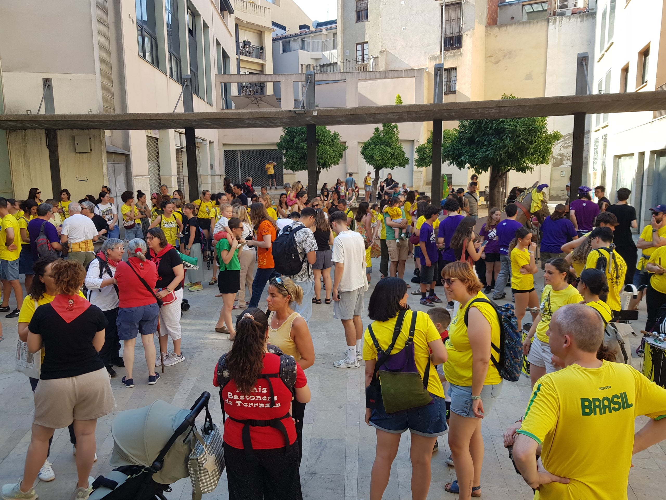 Més de 300 persones s’han aplegat aquest dijous, dia 28 de maig, a la Torre del Palau de Terrassa per secundar la vaga docent que ja fa setmanes que dura. Després d'una bicicletada matinal que ha conduït els professors dels centres d'educació pública de la ciutat fins a la UAB, aquesta tarda ha arribat el torn de fer exhibició de força a la nostra ciutat. Els docents no han estat sols. Aquest cop han comptat amb el suport en famílies, infants i entitats de cultura popular que han fet costat als professors en les seves reclamacions de més recursos, menys ràtios i millors condicions laborals. Sota el crit de “l’educació pública no es toca, es defensa” o “Sense educació de qualitat no hi ha un futur digne”, la comitiva ha anat amb cercavila fins al Raval de Montserrat on s’han fet balls de lluïment i la lectura del manifest per part de l’Assemblea Docent de Terrassa, entitat impulsora de l'acte..