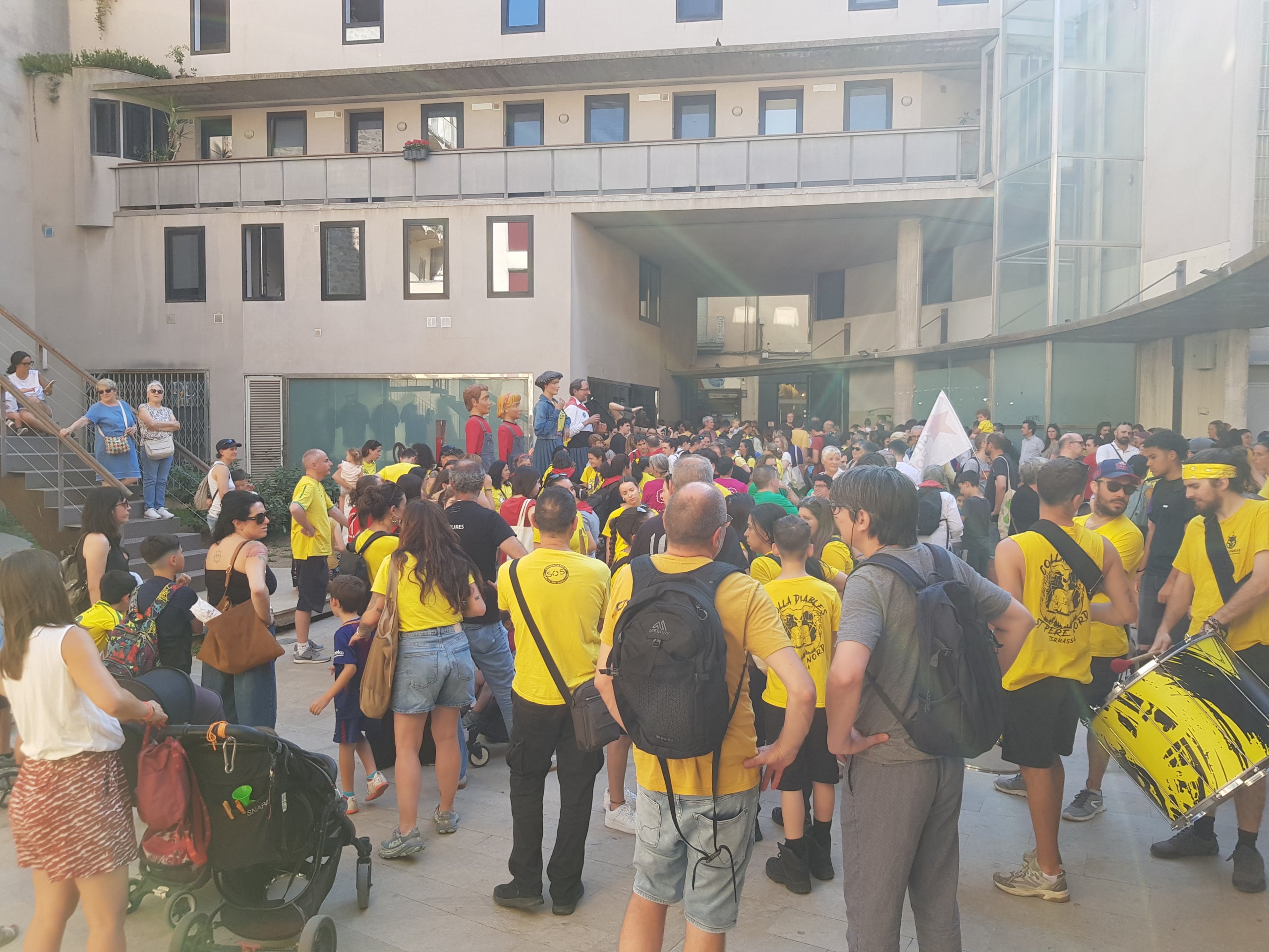 Més de 300 persones s’han aplegat aquest dijous, dia 28 de maig, a la Torre del Palau de Terrassa per secundar la vaga docent que ja fa setmanes que dura. Després d'una bicicletada matinal que ha conduït els professors dels centres d'educació pública de la ciutat fins a la UAB, aquesta tarda ha arribat el torn de fer exhibició de força a la nostra ciutat. Els docents no han estat sols. Aquest cop han comptat amb el suport en famílies, infants i entitats de cultura popular que han fet costat als professors en les seves reclamacions de més recursos, menys ràtios i millors condicions laborals. Sota el crit de “l’educació pública no es toca, es defensa” o “Sense educació de qualitat no hi ha un futur digne”, la comitiva ha anat amb cercavila fins al Raval de Montserrat on s’han fet balls de lluïment i la lectura del manifest per part de l’Assemblea Docent de Terrassa, entitat impulsora de l'acte..