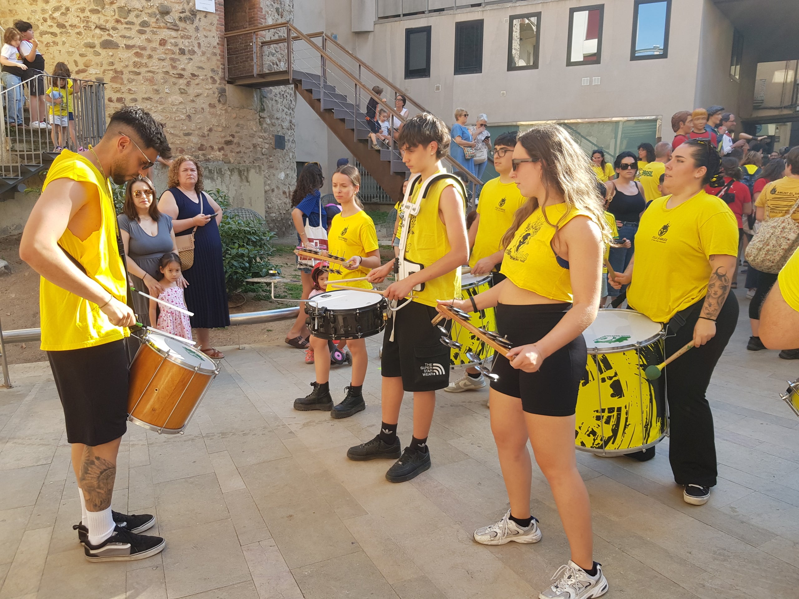 Més de 300 persones s’han aplegat aquest dijous, dia 28 de maig, a la Torre del Palau de Terrassa per secundar la vaga docent que ja fa setmanes que dura. Després d'una bicicletada matinal que ha conduït els professors dels centres d'educació pública de la ciutat fins a la UAB, aquesta tarda ha arribat el torn de fer exhibició de força a la nostra ciutat. Els docents no han estat sols. Aquest cop han comptat amb el suport en famílies, infants i entitats de cultura popular que han fet costat als professors en les seves reclamacions de més recursos, menys ràtios i millors condicions laborals. Sota el crit de “l’educació pública no es toca, es defensa” o “Sense educació de qualitat no hi ha un futur digne”, la comitiva ha anat amb cercavila fins al Raval de Montserrat on s’han fet balls de lluïment i la lectura del manifest per part de l’Assemblea Docent de Terrassa, entitat impulsora de l'acte..
