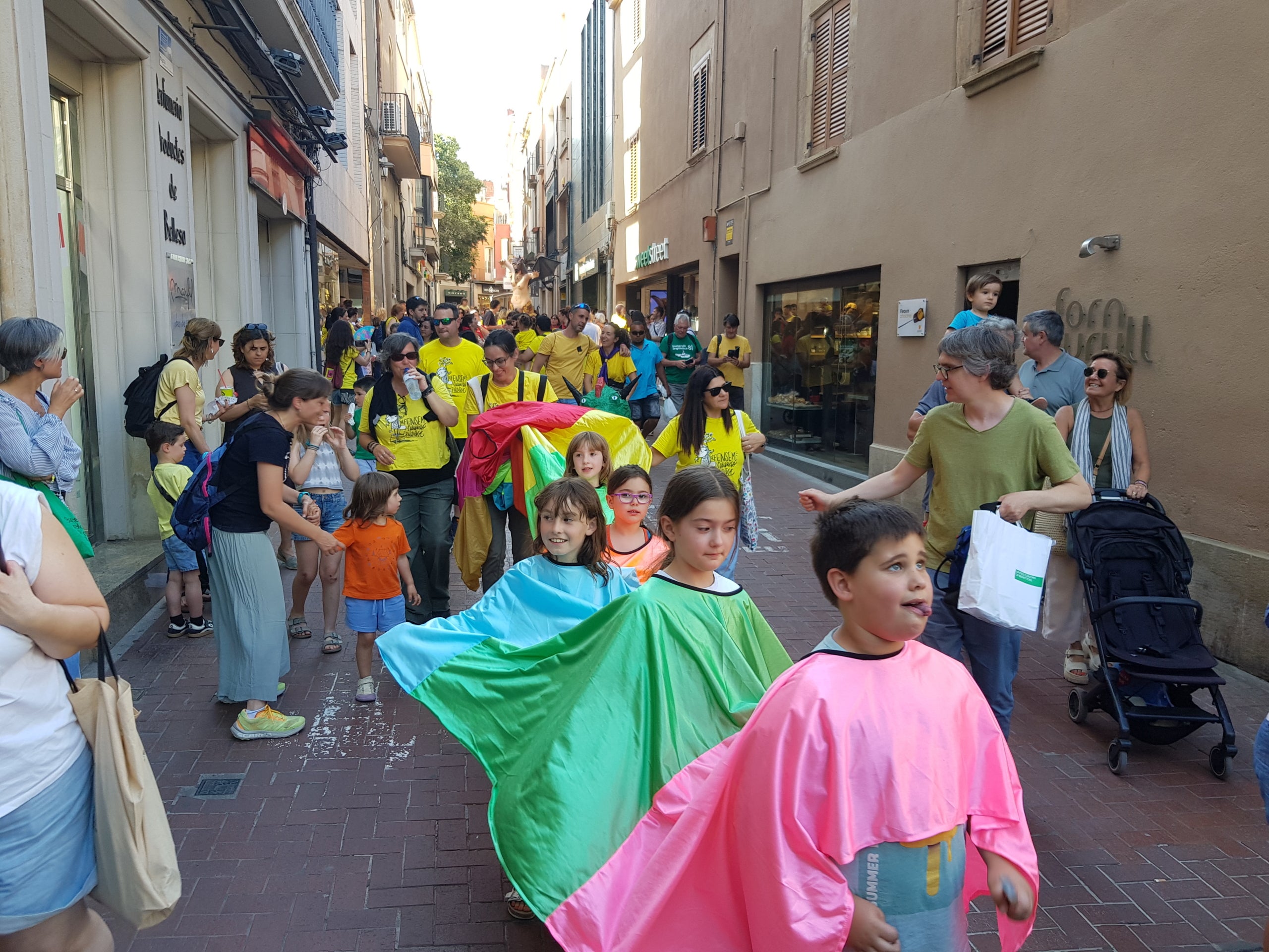 Més de 300 persones s’han aplegat aquest dijous, dia 28 de maig, a la Torre del Palau de Terrassa per secundar la vaga docent que ja fa setmanes que dura. Després d'una bicicletada matinal que ha conduït els professors dels centres d'educació pública de la ciutat fins a la UAB, aquesta tarda ha arribat el torn de fer exhibició de força a la nostra ciutat. Els docents no han estat sols. Aquest cop han comptat amb el suport en famílies, infants i entitats de cultura popular que han fet costat als professors en les seves reclamacions de més recursos, menys ràtios i millors condicions laborals. Sota el crit de “l’educació pública no es toca, es defensa” o “Sense educació de qualitat no hi ha un futur digne”, la comitiva ha anat amb cercavila fins al Raval de Montserrat on s’han fet balls de lluïment i la lectura del manifest per part de l’Assemblea Docent de Terrassa, entitat impulsora de l'acte..