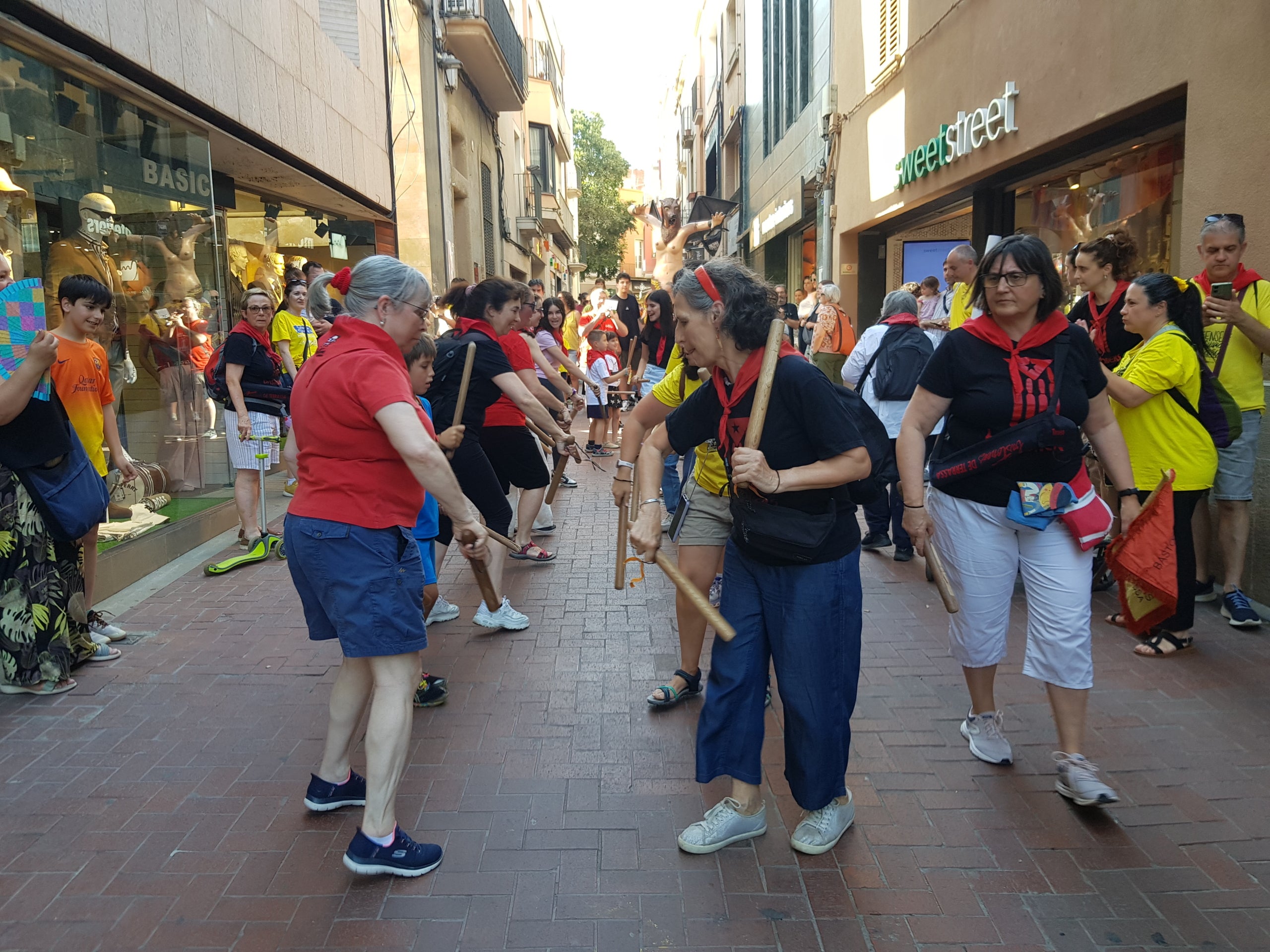 Més de 300 persones s’han aplegat aquest dijous, dia 28 de maig, a la Torre del Palau de Terrassa per secundar la vaga docent que ja fa setmanes que dura. Després d'una bicicletada matinal que ha conduït els professors dels centres d'educació pública de la ciutat fins a la UAB, aquesta tarda ha arribat el torn de fer exhibició de força a la nostra ciutat. Els docents no han estat sols. Aquest cop han comptat amb el suport en famílies, infants i entitats de cultura popular que han fet costat als professors en les seves reclamacions de més recursos, menys ràtios i millors condicions laborals. Sota el crit de “l’educació pública no es toca, es defensa” o “Sense educació de qualitat no hi ha un futur digne”, la comitiva ha anat amb cercavila fins al Raval de Montserrat on s’han fet balls de lluïment i la lectura del manifest per part de l’Assemblea Docent de Terrassa, entitat impulsora de l'acte..