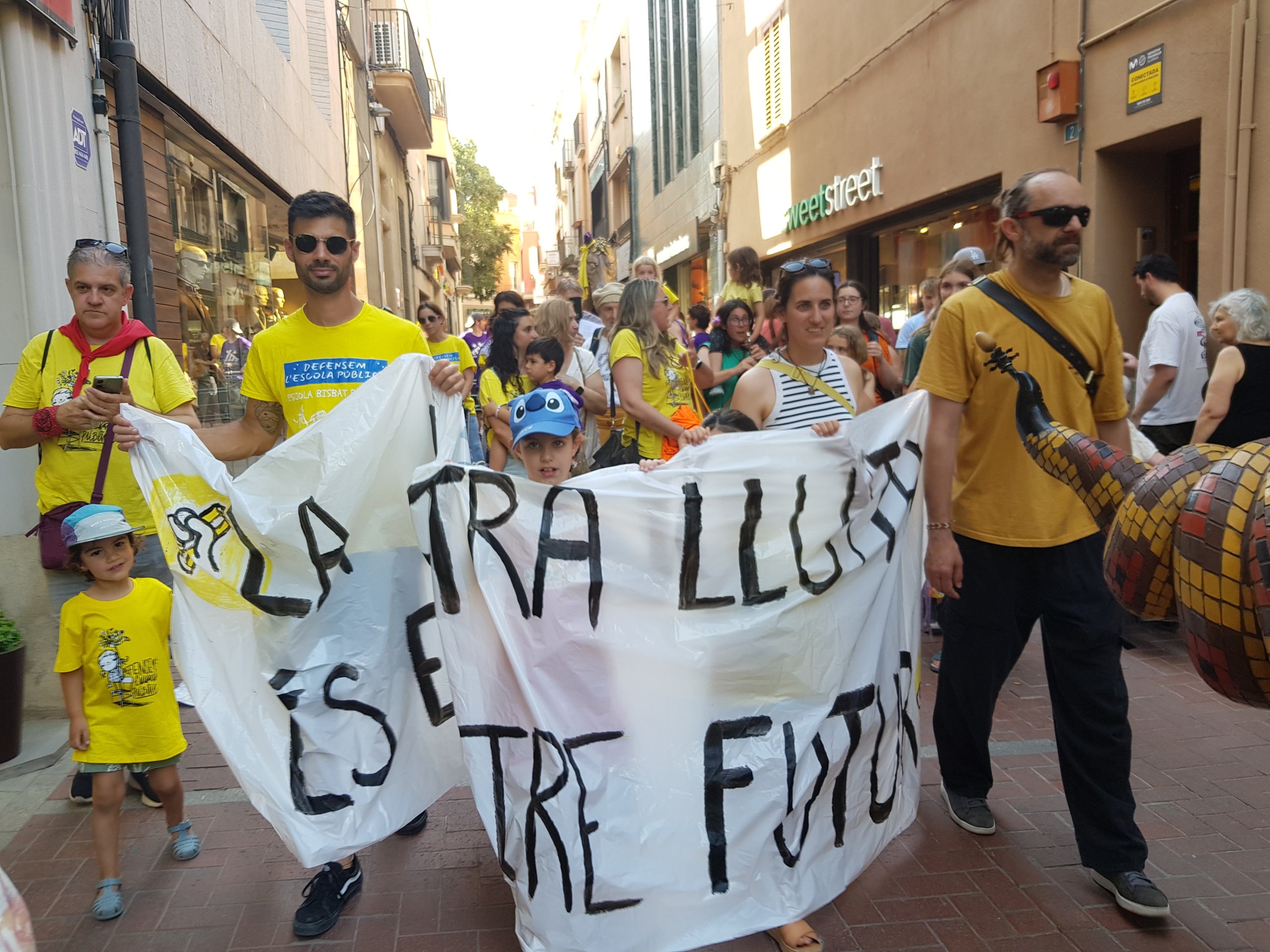Més de 300 persones s’han aplegat aquest dijous, dia 28 de maig, a la Torre del Palau de Terrassa per secundar la vaga docent que ja fa setmanes que dura. Després d'una bicicletada matinal que ha conduït els professors dels centres d'educació pública de la ciutat fins a la UAB, aquesta tarda ha arribat el torn de fer exhibició de força a la nostra ciutat. Els docents no han estat sols. Aquest cop han comptat amb el suport en famílies, infants i entitats de cultura popular que han fet costat als professors en les seves reclamacions de més recursos, menys ràtios i millors condicions laborals. Sota el crit de “l’educació pública no es toca, es defensa” o “Sense educació de qualitat no hi ha un futur digne”, la comitiva ha anat amb cercavila fins al Raval de Montserrat on s’han fet balls de lluïment i la lectura del manifest per part de l’Assemblea Docent de Terrassa, entitat impulsora de l'acte..