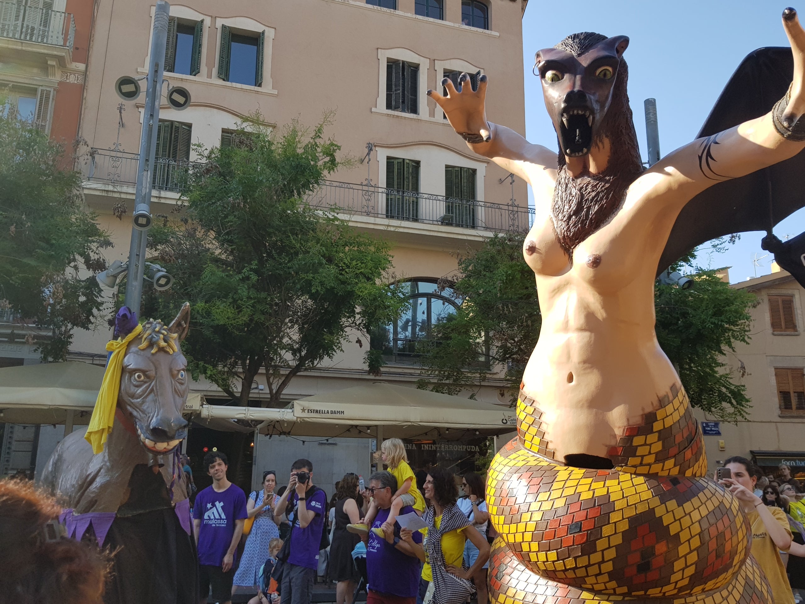 Més de 300 persones s’han aplegat aquest dijous, dia 28 de maig, a la Torre del Palau de Terrassa per secundar la vaga docent que ja fa setmanes que dura. Després d'una bicicletada matinal que ha conduït els professors dels centres d'educació pública de la ciutat fins a la UAB, aquesta tarda ha arribat el torn de fer exhibició de força a la nostra ciutat. Els docents no han estat sols. Aquest cop han comptat amb el suport en famílies, infants i entitats de cultura popular que han fet costat als professors en les seves reclamacions de més recursos, menys ràtios i millors condicions laborals. Sota el crit de “l’educació pública no es toca, es defensa” o “Sense educació de qualitat no hi ha un futur digne”, la comitiva ha anat amb cercavila fins al Raval de Montserrat on s’han fet balls de lluïment i la lectura del manifest per part de l’Assemblea Docent de Terrassa, entitat impulsora de l'acte..