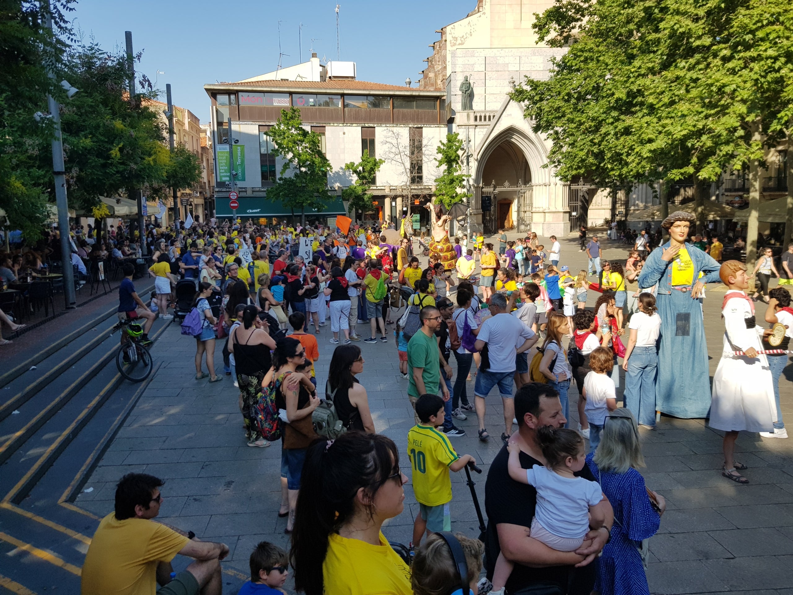 Més de 300 persones s’han aplegat aquest dijous, dia 28 de maig, a la Torre del Palau de Terrassa per secundar la vaga docent que ja fa setmanes que dura. Després d'una bicicletada matinal que ha conduït els professors dels centres d'educació pública de la ciutat fins a la UAB, aquesta tarda ha arribat el torn de fer exhibició de força a la nostra ciutat. Els docents no han estat sols. Aquest cop han comptat amb el suport en famílies, infants i entitats de cultura popular que han fet costat als professors en les seves reclamacions de més recursos, menys ràtios i millors condicions laborals. Sota el crit de “l’educació pública no es toca, es defensa” o “Sense educació de qualitat no hi ha un futur digne”, la comitiva ha anat amb cercavila fins al Raval de Montserrat on s’han fet balls de lluïment i la lectura del manifest per part de l’Assemblea Docent de Terrassa, entitat impulsora de l'acte..