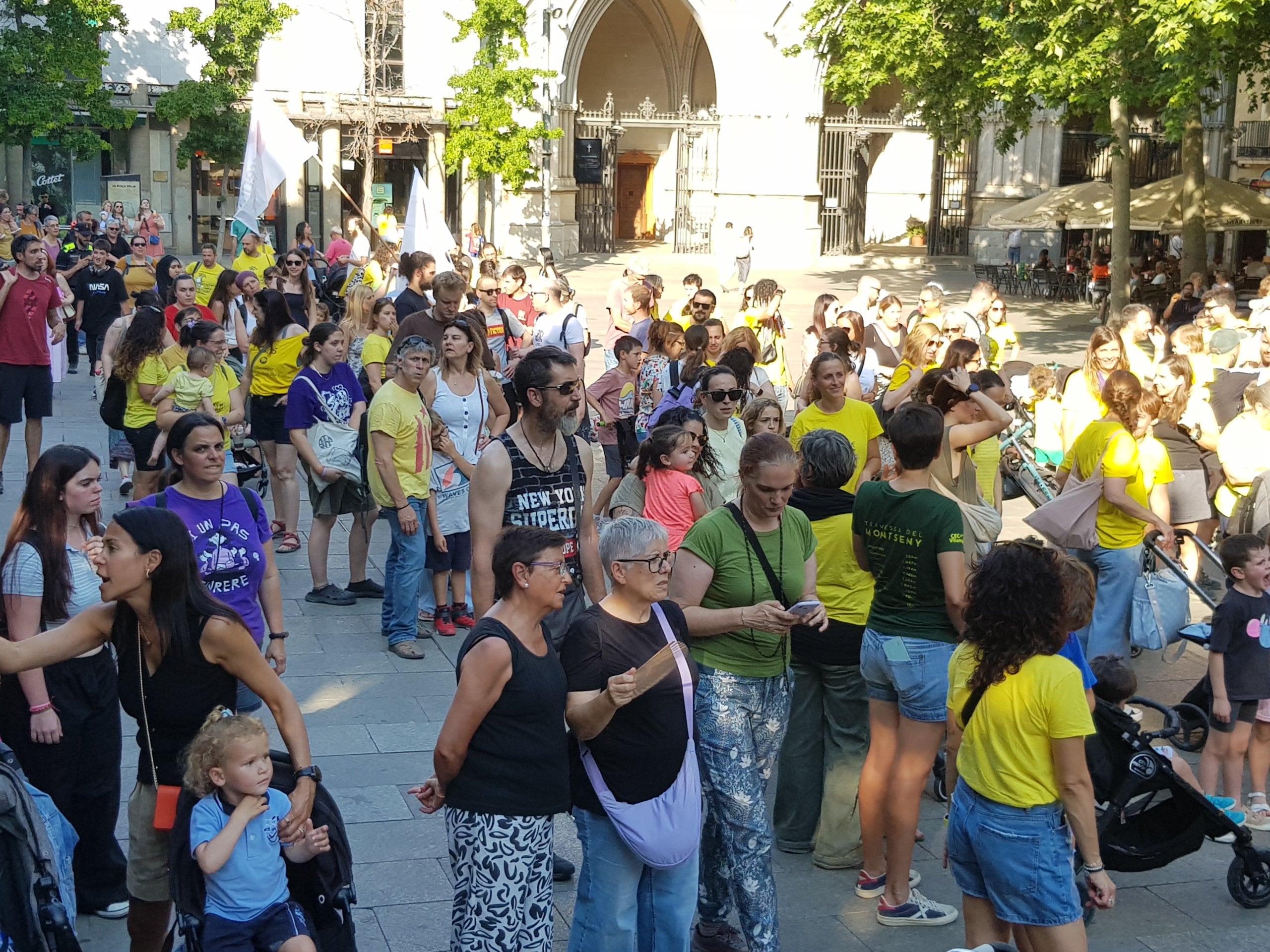 Més de 300 persones s’han aplegat aquest dijous, dia 28 de maig, a la Torre del Palau de Terrassa per secundar la vaga docent que ja fa setmanes que dura. Després d'una bicicletada matinal que ha conduït els professors dels centres d'educació pública de la ciutat fins a la UAB, aquesta tarda ha arribat el torn de fer exhibició de força a la nostra ciutat. Els docents no han estat sols. Aquest cop han comptat amb el suport en famílies, infants i entitats de cultura popular que han fet costat als professors en les seves reclamacions de més recursos, menys ràtios i millors condicions laborals. Sota el crit de “l’educació pública no es toca, es defensa” o “Sense educació de qualitat no hi ha un futur digne”, la comitiva ha anat amb cercavila fins al Raval de Montserrat on s’han fet balls de lluïment i la lectura del manifest per part de l’Assemblea Docent de Terrassa, entitat impulsora de l'acte..