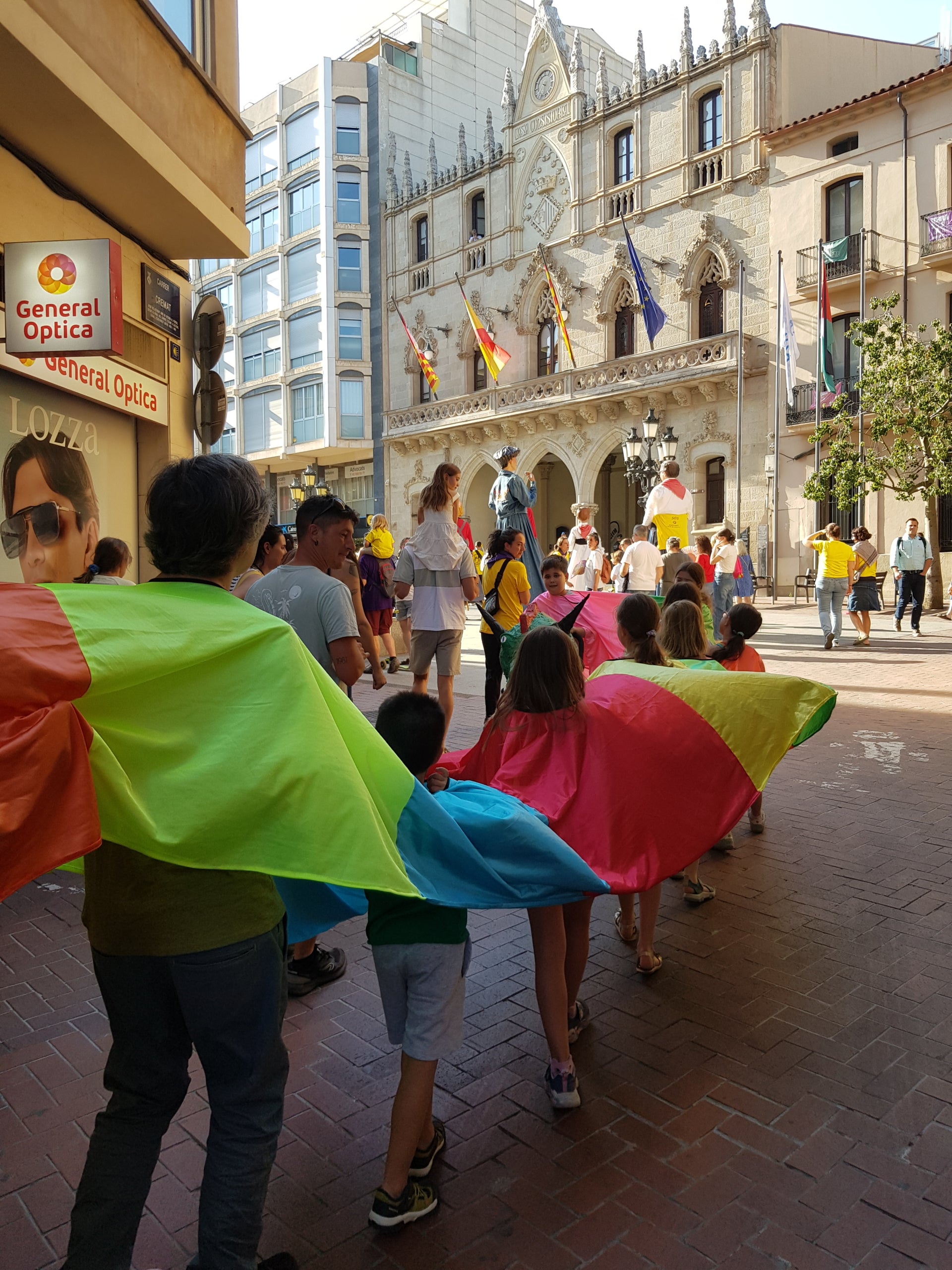 Més de 300 persones s’han aplegat aquest dijous, dia 28 de maig, a la Torre del Palau de Terrassa per secundar la vaga docent que ja fa setmanes que dura. Després d'una bicicletada matinal que ha conduït els professors dels centres d'educació pública de la ciutat fins a la UAB, aquesta tarda ha arribat el torn de fer exhibició de força a la nostra ciutat. Els docents no han estat sols. Aquest cop han comptat amb el suport en famílies, infants i entitats de cultura popular que han fet costat als professors en les seves reclamacions de més recursos, menys ràtios i millors condicions laborals. Sota el crit de “l’educació pública no es toca, es defensa” o “Sense educació de qualitat no hi ha un futur digne”, la comitiva ha anat amb cercavila fins al Raval de Montserrat on s’han fet balls de lluïment i la lectura del manifest per part de l’Assemblea Docent de Terrassa, entitat impulsora de l'acte..