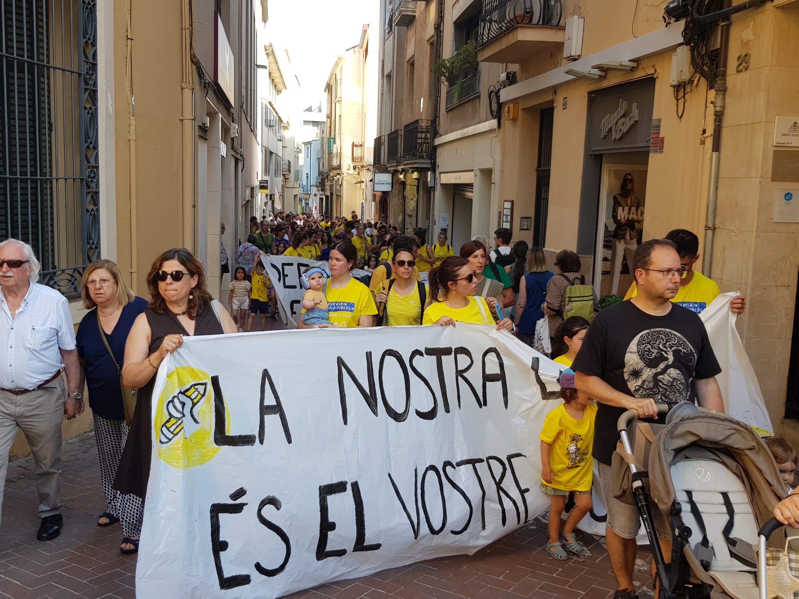 Més de 300 persones s’han aplegat aquest dijous, dia 28 de maig, a la Torre del Palau de Terrassa per secundar la vaga docent que ja fa setmanes que dura. Després d'una bicicletada matinal que ha conduït els professors dels centres d'educació pública de la ciutat fins a la UAB, aquesta tarda ha arribat el torn de fer exhibició de força a la nostra ciutat. Els docents no han estat sols. Aquest cop han comptat amb el suport en famílies, infants i entitats de cultura popular que han fet costat als professors en les seves reclamacions de més recursos, menys ràtios i millors condicions laborals. Sota el crit de “l’educació pública no es toca, es defensa” o “Sense educació de qualitat no hi ha un futur digne”, la comitiva ha anat amb cercavila fins al Raval de Montserrat on s’han fet balls de lluïment i la lectura del manifest per part de l’Assemblea Docent de Terrassa, entitat impulsora de l'acte..