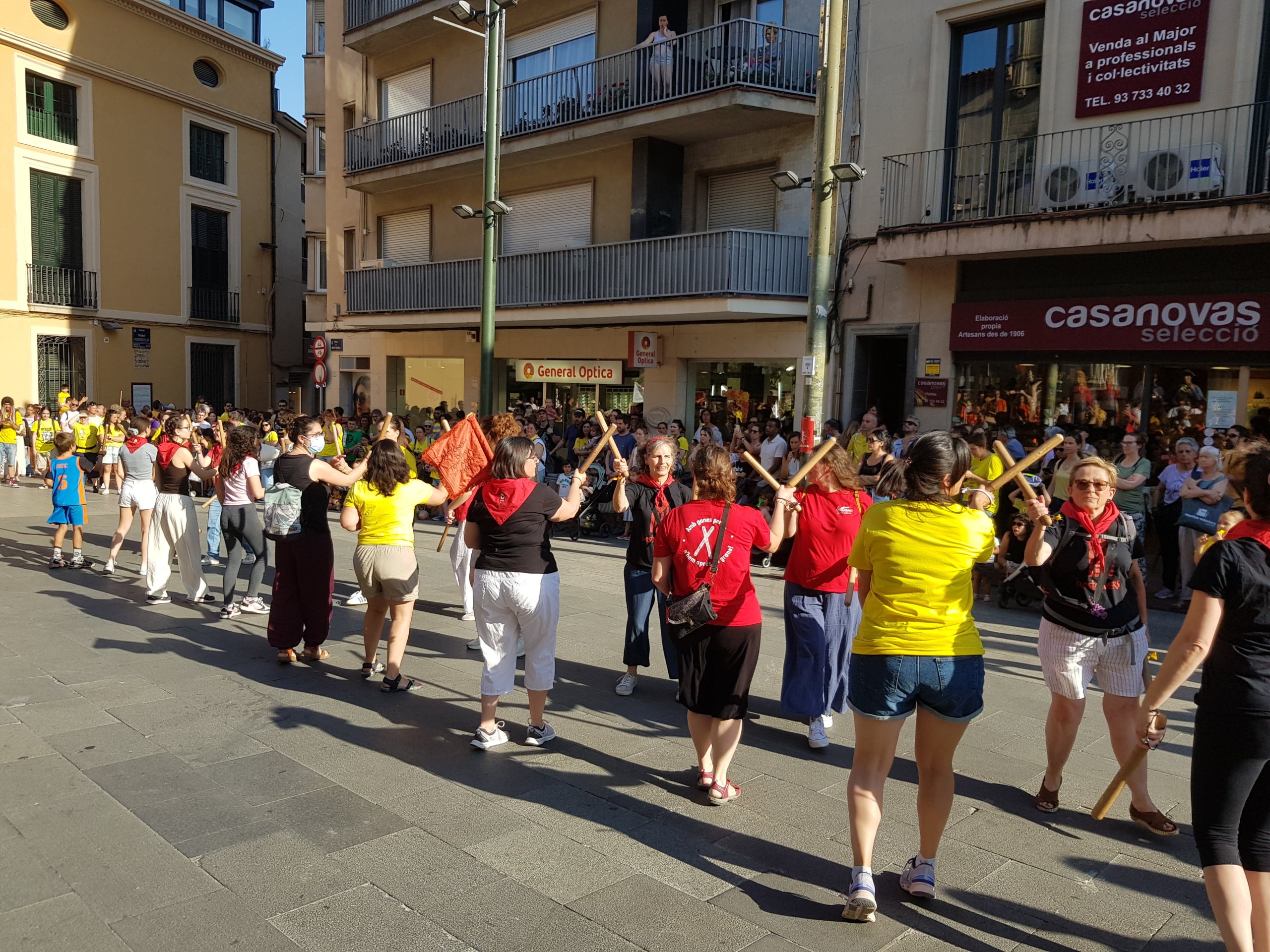 Més de 300 persones s’han aplegat aquest dijous, dia 28 de maig, a la Torre del Palau de Terrassa per secundar la vaga docent que ja fa setmanes que dura. Després d'una bicicletada matinal que ha conduït els professors dels centres d'educació pública de la ciutat fins a la UAB, aquesta tarda ha arribat el torn de fer exhibició de força a la nostra ciutat. Els docents no han estat sols. Aquest cop han comptat amb el suport en famílies, infants i entitats de cultura popular que han fet costat als professors en les seves reclamacions de més recursos, menys ràtios i millors condicions laborals. Sota el crit de “l’educació pública no es toca, es defensa” o “Sense educació de qualitat no hi ha un futur digne”, la comitiva ha anat amb cercavila fins al Raval de Montserrat on s’han fet balls de lluïment i la lectura del manifest per part de l’Assemblea Docent de Terrassa, entitat impulsora de l'acte..
