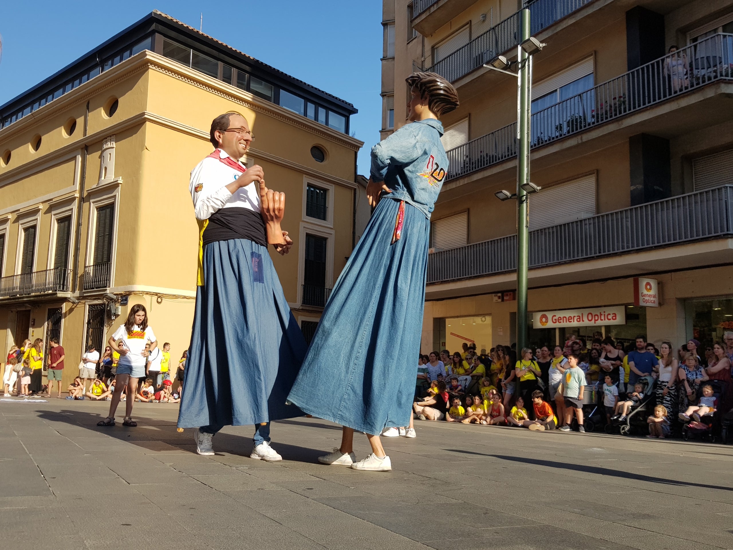Més de 300 persones s’han aplegat aquest dijous, dia 28 de maig, a la Torre del Palau de Terrassa per secundar la vaga docent que ja fa setmanes que dura. Després d'una bicicletada matinal que ha conduït els professors dels centres d'educació pública de la ciutat fins a la UAB, aquesta tarda ha arribat el torn de fer exhibició de força a la nostra ciutat. Els docents no han estat sols. Aquest cop han comptat amb el suport en famílies, infants i entitats de cultura popular que han fet costat als professors en les seves reclamacions de més recursos, menys ràtios i millors condicions laborals. Sota el crit de “l’educació pública no es toca, es defensa” o “Sense educació de qualitat no hi ha un futur digne”, la comitiva ha anat amb cercavila fins al Raval de Montserrat on s’han fet balls de lluïment i la lectura del manifest per part de l’Assemblea Docent de Terrassa, entitat impulsora de l'acte..
