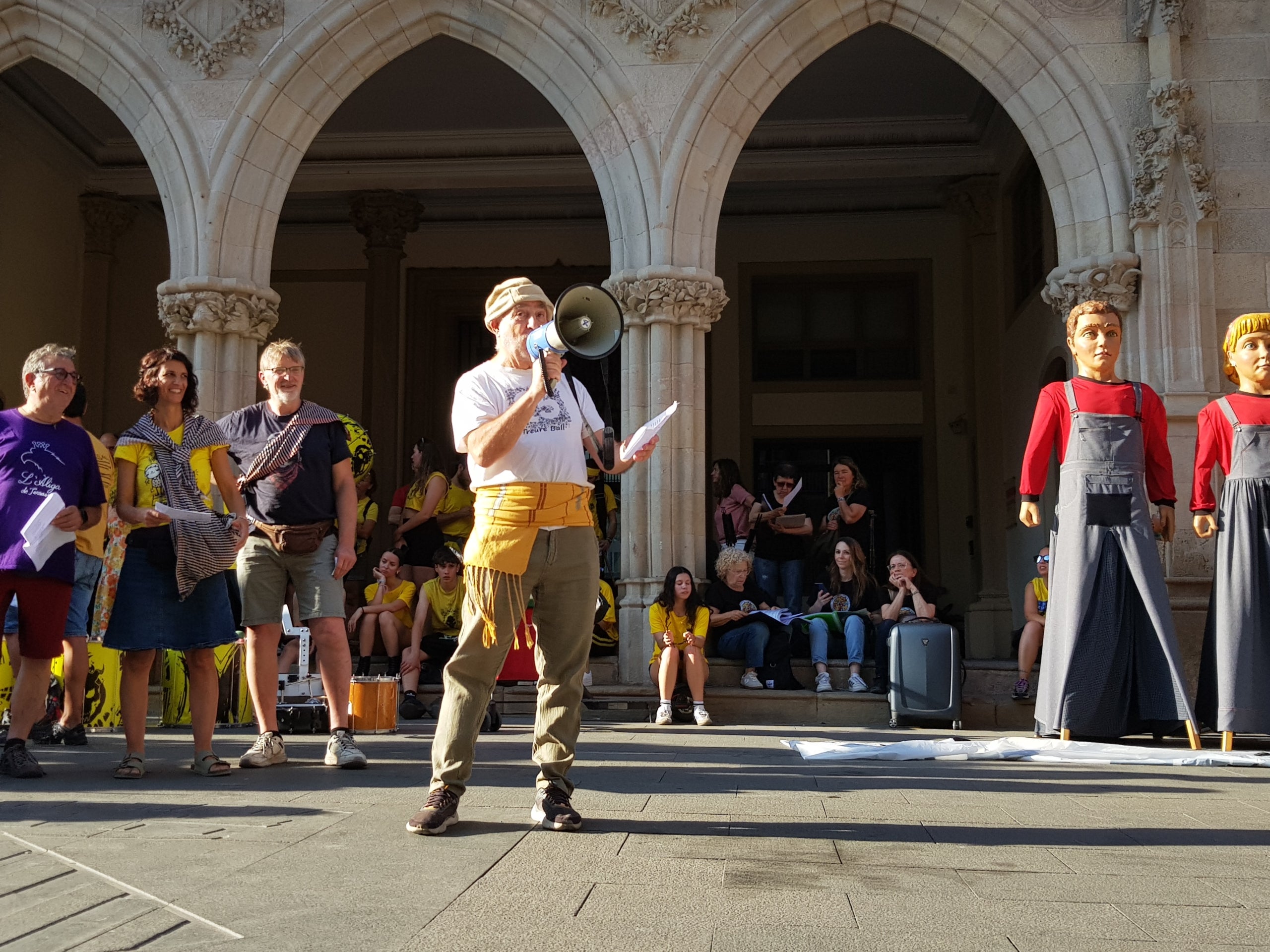 Més de 300 persones s’han aplegat aquest dijous, dia 28 de maig, a la Torre del Palau de Terrassa per secundar la vaga docent que ja fa setmanes que dura. Després d'una bicicletada matinal que ha conduït els professors dels centres d'educació pública de la ciutat fins a la UAB, aquesta tarda ha arribat el torn de fer exhibició de força a la nostra ciutat. Els docents no han estat sols. Aquest cop han comptat amb el suport en famílies, infants i entitats de cultura popular que han fet costat als professors en les seves reclamacions de més recursos, menys ràtios i millors condicions laborals. Sota el crit de “l’educació pública no es toca, es defensa” o “Sense educació de qualitat no hi ha un futur digne”, la comitiva ha anat amb cercavila fins al Raval de Montserrat on s’han fet balls de lluïment i la lectura del manifest per part de l’Assemblea Docent de Terrassa, entitat impulsora de l'acte..