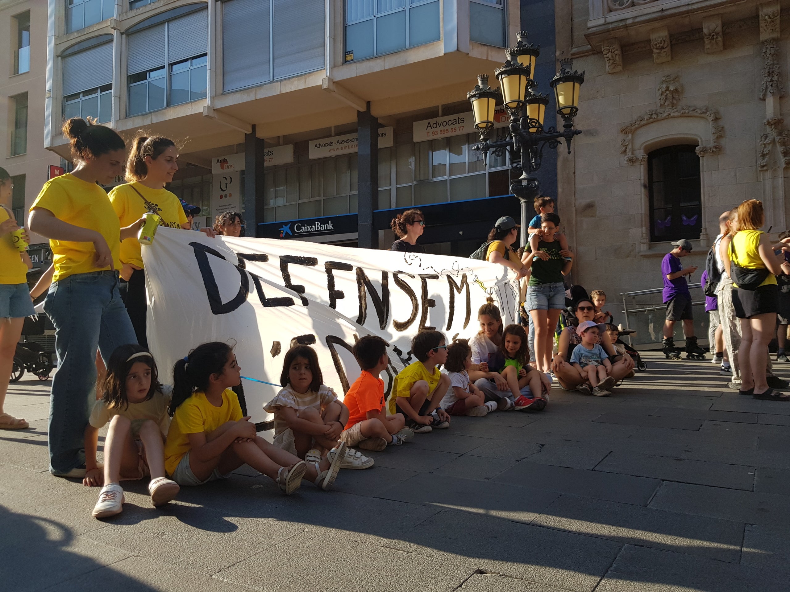 Més de 300 persones s’han aplegat aquest dijous, dia 28 de maig, a la Torre del Palau de Terrassa per secundar la vaga docent que ja fa setmanes que dura. Després d'una bicicletada matinal que ha conduït els professors dels centres d'educació pública de la ciutat fins a la UAB, aquesta tarda ha arribat el torn de fer exhibició de força a la nostra ciutat. Els docents no han estat sols. Aquest cop han comptat amb el suport en famílies, infants i entitats de cultura popular que han fet costat als professors en les seves reclamacions de més recursos, menys ràtios i millors condicions laborals. Sota el crit de “l’educació pública no es toca, es defensa” o “Sense educació de qualitat no hi ha un futur digne”, la comitiva ha anat amb cercavila fins al Raval de Montserrat on s’han fet balls de lluïment i la lectura del manifest per part de l’Assemblea Docent de Terrassa, entitat impulsora de l'acte..