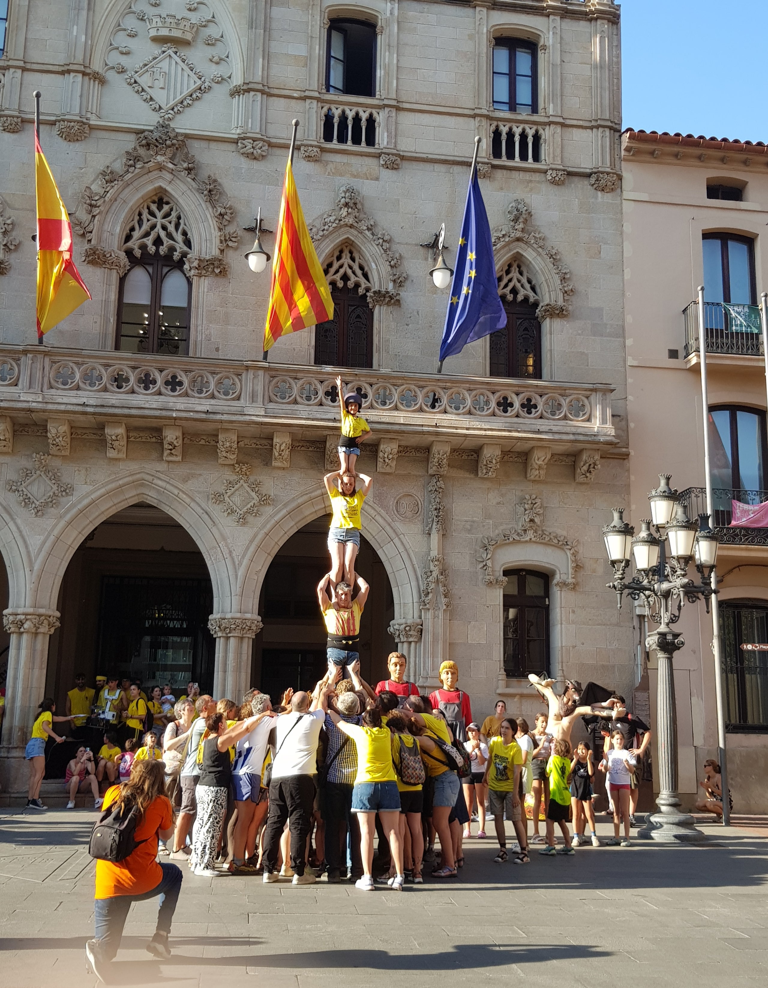 Més de 300 persones s’han aplegat aquest dijous, dia 28 de maig, a la Torre del Palau de Terrassa per secundar la vaga docent que ja fa setmanes que dura. Després d'una bicicletada matinal que ha conduït els professors dels centres d'educació pública de la ciutat fins a la UAB, aquesta tarda ha arribat el torn de fer exhibició de força a la nostra ciutat. Els docents no han estat sols. Aquest cop han comptat amb el suport en famílies, infants i entitats de cultura popular que han fet costat als professors en les seves reclamacions de més recursos, menys ràtios i millors condicions laborals. Sota el crit de “l’educació pública no es toca, es defensa” o “Sense educació de qualitat no hi ha un futur digne”, la comitiva ha anat amb cercavila fins al Raval de Montserrat on s’han fet balls de lluïment i la lectura del manifest per part de l’Assemblea Docent de Terrassa, entitat impulsora de l'acte..