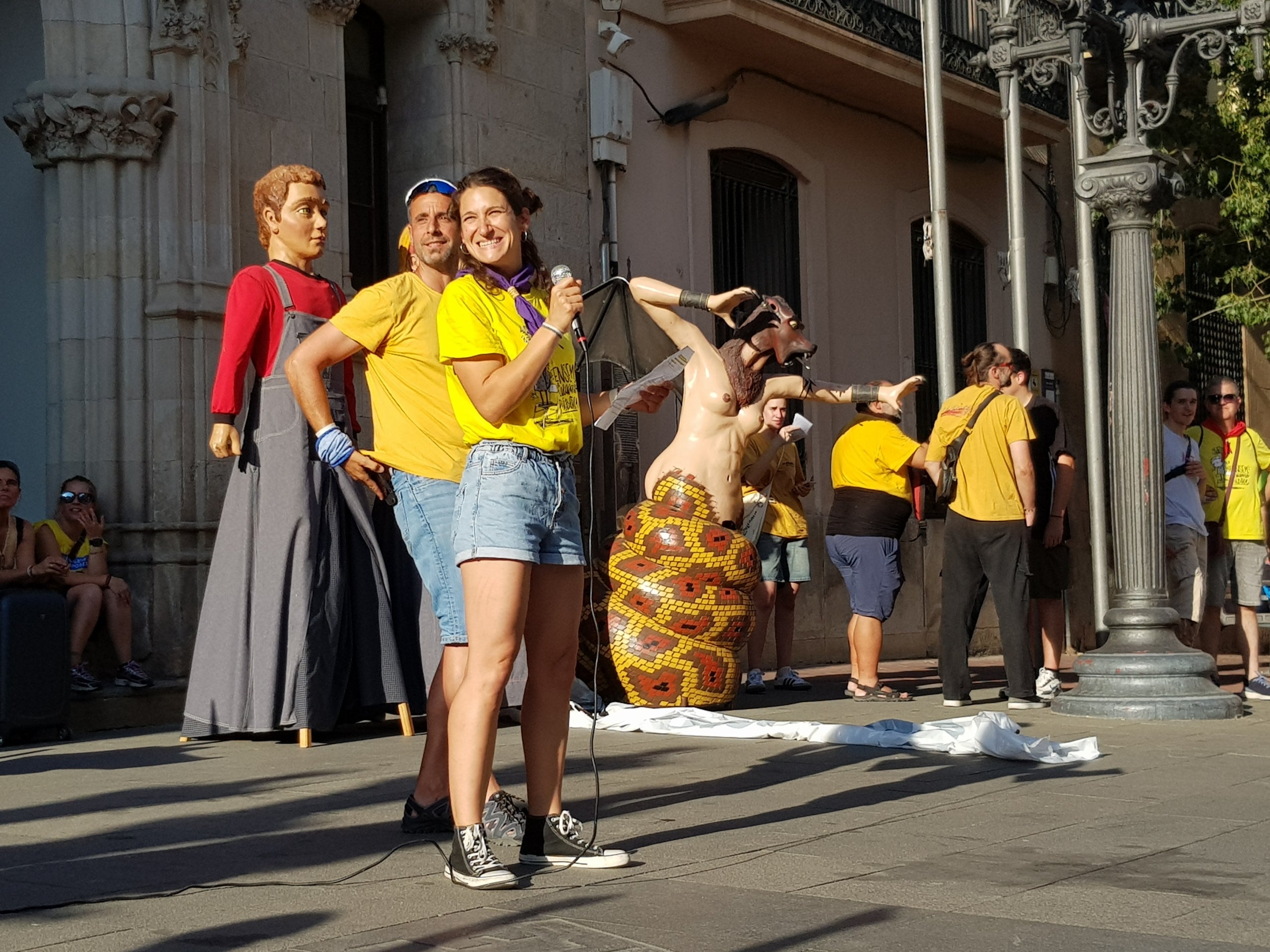 Més de 300 persones s’han aplegat aquest dijous, dia 28 de maig, a la Torre del Palau de Terrassa per secundar la vaga docent que ja fa setmanes que dura. Després d'una bicicletada matinal que ha conduït els professors dels centres d'educació pública de la ciutat fins a la UAB, aquesta tarda ha arribat el torn de fer exhibició de força a la nostra ciutat. Els docents no han estat sols. Aquest cop han comptat amb el suport en famílies, infants i entitats de cultura popular que han fet costat als professors en les seves reclamacions de més recursos, menys ràtios i millors condicions laborals. Sota el crit de “l’educació pública no es toca, es defensa” o “Sense educació de qualitat no hi ha un futur digne”, la comitiva ha anat amb cercavila fins al Raval de Montserrat on s’han fet balls de lluïment i la lectura del manifest per part de l’Assemblea Docent de Terrassa, entitat impulsora de l'acte..