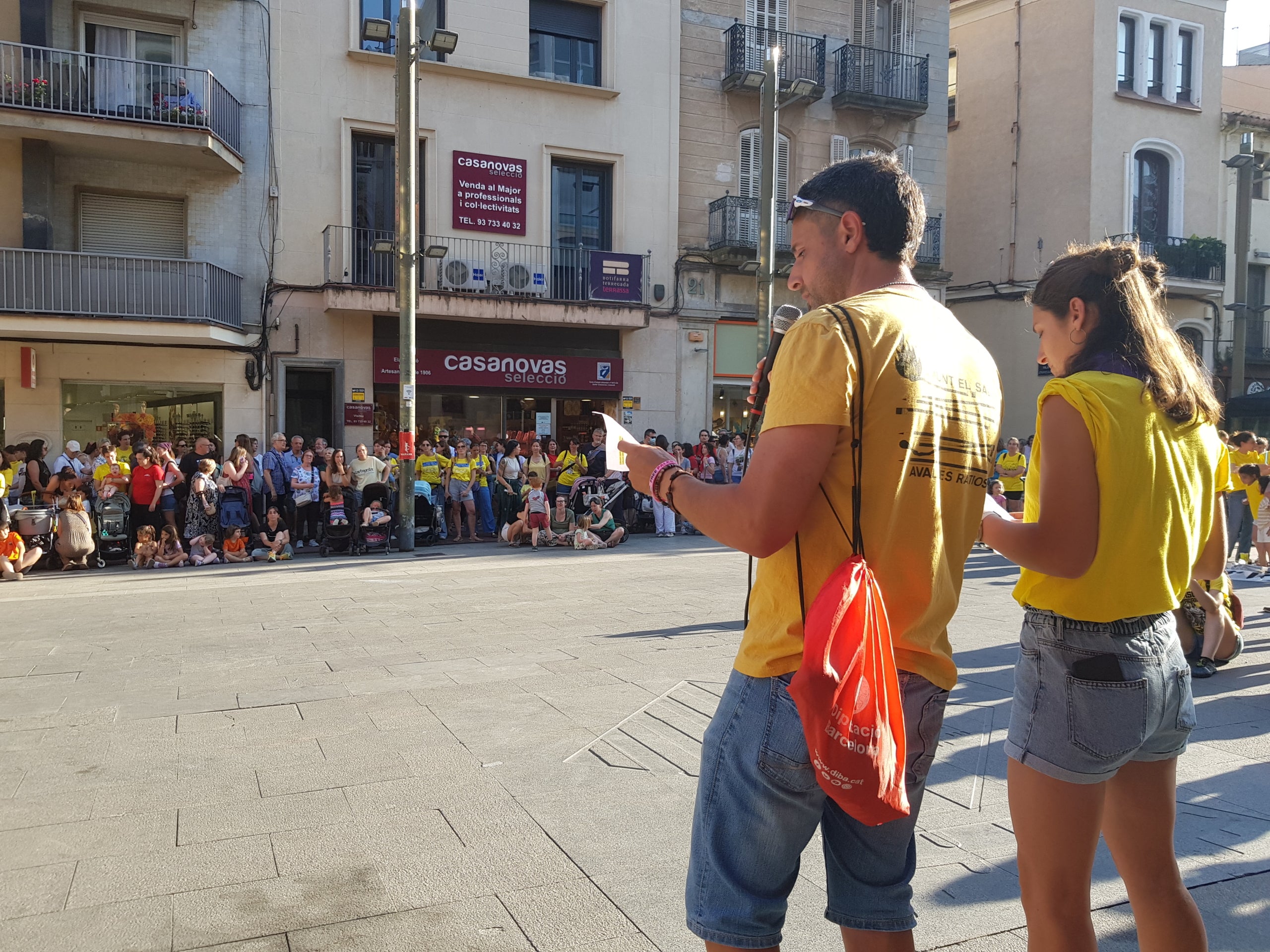 Més de 300 persones s’han aplegat aquest dijous, dia 28 de maig, a la Torre del Palau de Terrassa per secundar la vaga docent que ja fa setmanes que dura. Després d'una bicicletada matinal que ha conduït els professors dels centres d'educació pública de la ciutat fins a la UAB, aquesta tarda ha arribat el torn de fer exhibició de força a la nostra ciutat. Els docents no han estat sols. Aquest cop han comptat amb el suport en famílies, infants i entitats de cultura popular que han fet costat als professors en les seves reclamacions de més recursos, menys ràtios i millors condicions laborals. Sota el crit de “l’educació pública no es toca, es defensa” o “Sense educació de qualitat no hi ha un futur digne”, la comitiva ha anat amb cercavila fins al Raval de Montserrat on s’han fet balls de lluïment i la lectura del manifest per part de l’Assemblea Docent de Terrassa, entitat impulsora de l'acte..