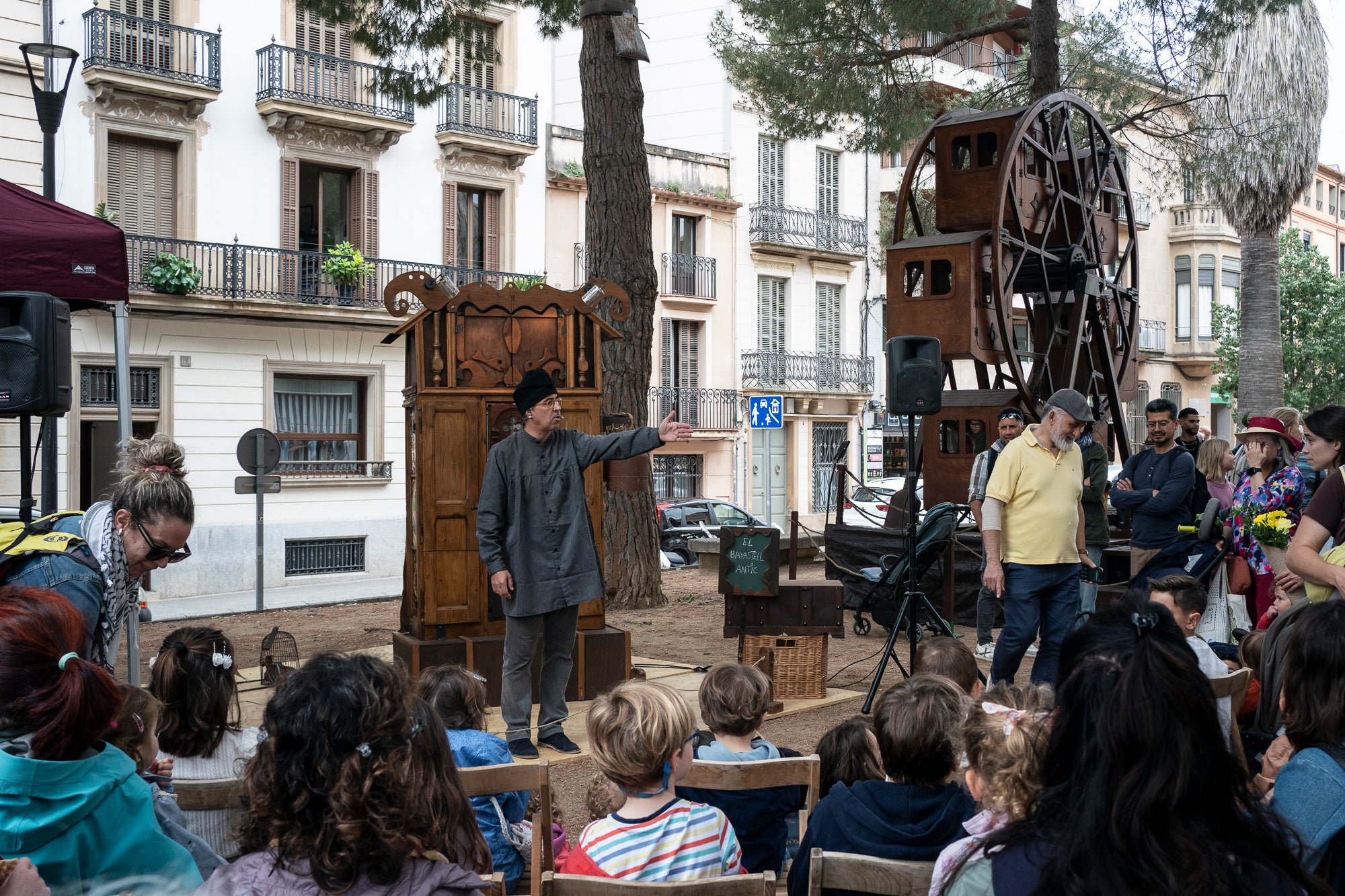 Partint de la Casa Alegre de Sagrera i el plafó al·legòric de figures femenines d'Alexandre de Riquer -el protagonista de la XXIII Fira Modernista de Terrassa-, aquesta és la passejada fotogràfica de dissabte al matí. Durant el recorregut, ens creuem amb públic vestit d'època, inclosos regidors i regidores, la Gran Fira dels Invents del Passeig Comte d'Ègara, l'exposició 'El llegat Riquer' al Castell Cartoixa de Vallparadís, la música del Pep Domènech amb la seva pianola Aeolian davant del Mercat de la Independència, la manifestació de dones obreres sufragistes, el Mercat d'Artesania i els tallers d'oficis d'arts aplicades al parc de Sant Jordi entorn una Masia Freixa en obres de restauració, la màgia de l'atracció Cavallets de principis del segle XX al parc dels Catalans i la cercavila del Circ Històric Raluy, que aquests dies presenta el seu espectacle 'Terra' a la plaça Nova. Endinseu-vos en una Terrassa ben modernista | Mireia Comas