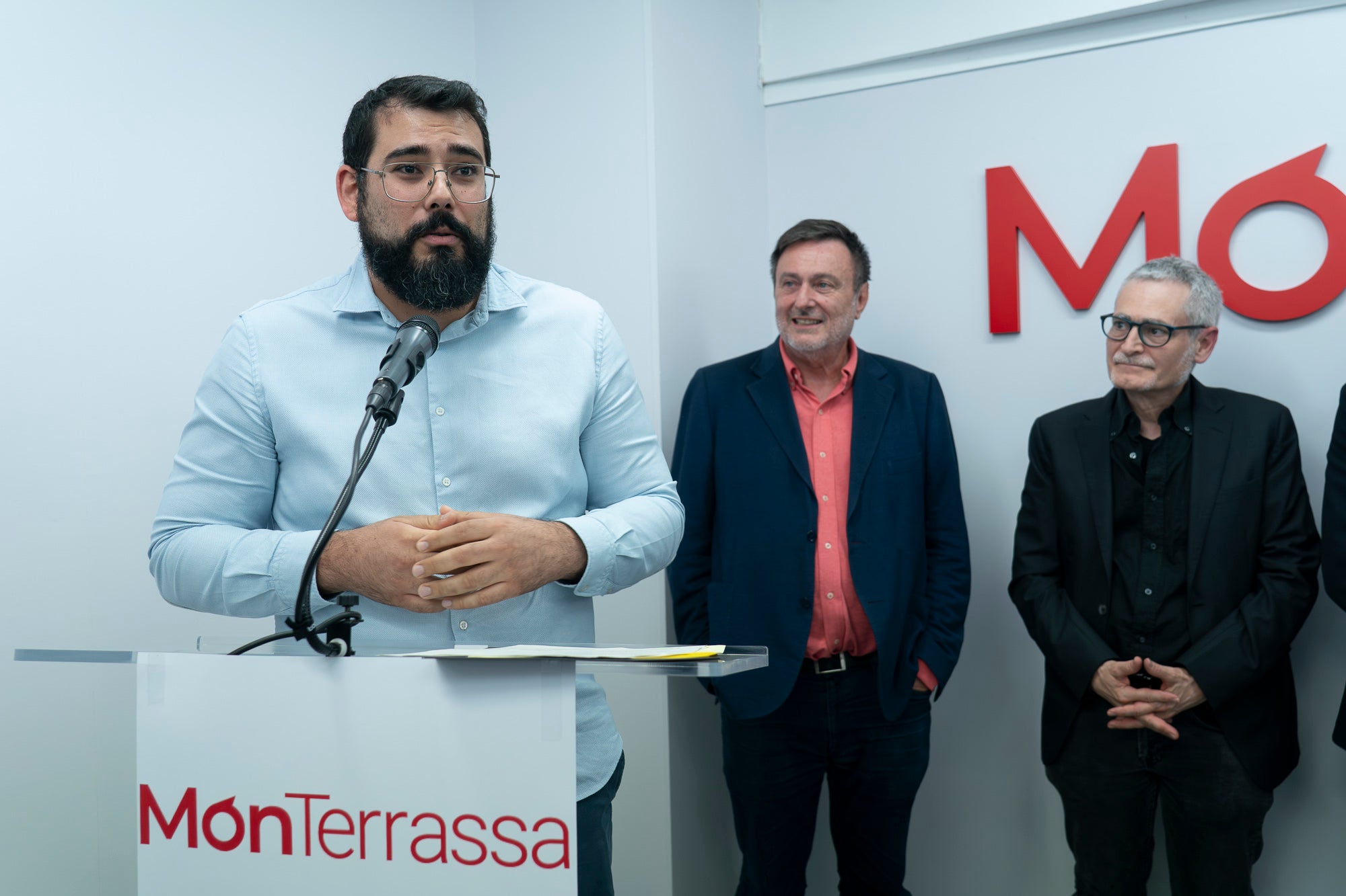Aquest divendres, dia 8 de maig, ha tingut lloc la inauguració de la nova seu de MónTerrassa, al carrer de Faraday. La benvinguda ha anat a càrrec de l'editor d'El Grup el Món, Salvador Cot, i del director de MónTerrassa, Vicenç Batalla. I han intervingut el president del Parlament, Josep Rull, el tinent d'alcalde Xavier Cardona, i el director dels Mitjans de Comunicació, Marc Melillas. La intervenció central ha recaigut en el periodista i escriptor Vicenç Villatoro | Mireia Comas