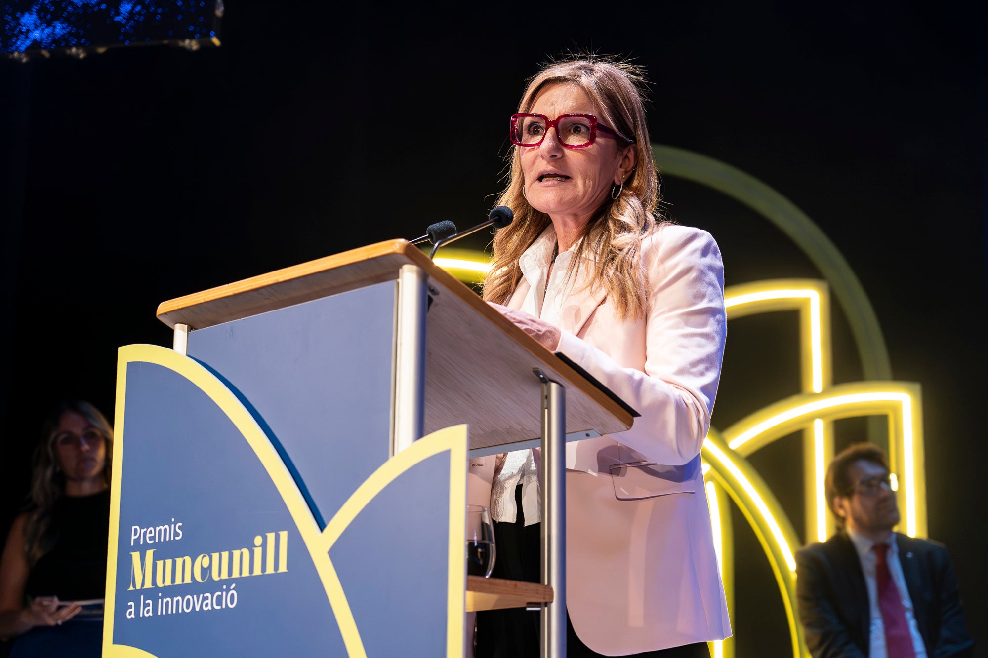 El Teatre Principal ha acollit aquest dijous, dia 7 de maig, la desena edició dels Premis Muncunill a la Innovació. Les empreses guanyadores han estat Comser, Luxquanta, Casa Batlló i Domestic Data Streamers, mentre que el Premi Muncunill a la Innovació d’Honor ha estat per l’Acondicionamiento Tarrasense, actual Centre Tecnològic LEITAT, en reconeixement a la seva trajectòria de 120 anys. Com ja és habitual, durant la gala, conduïda per la periodista Sheila Allen, i ha comptat amb un element artístic excepcional: l'actuació de l'Orquestra Simfònica del Vallès,. Creats per l’Ajuntament de Terrassa amb el suport de la Diputació de Barcelona, aquests guardons tenen com a principal objectiu apropar la innovació a la ciutadania i, alhora, visibilitzar i reconèixer la feina de les empreses que aposten per la innovació com a model integral, contribuint a la millora de la qualitat de vida de les persones.