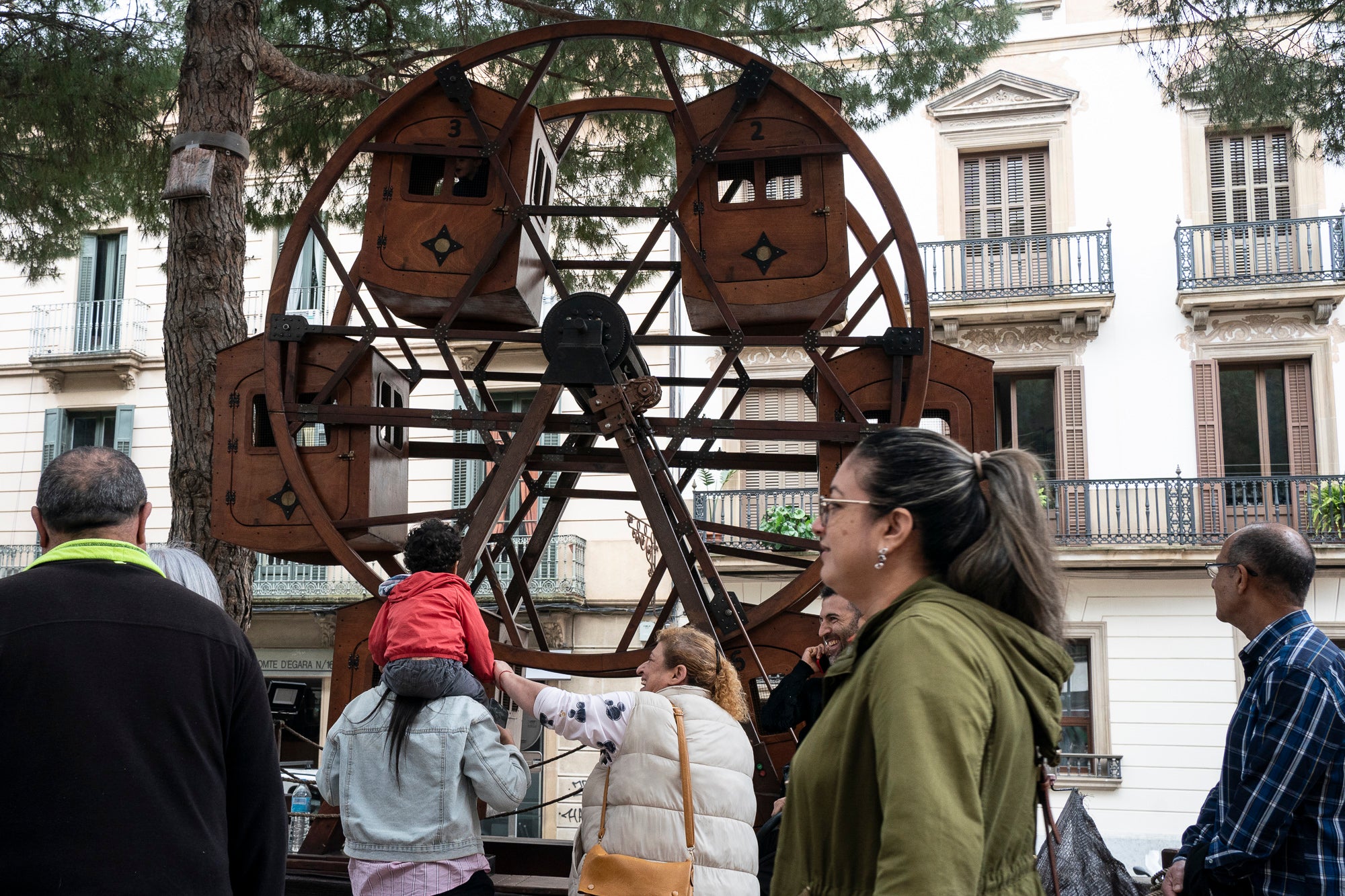 Partint de la Casa Alegre de Sagrera i el plafó al·legòric de figures femenines d'Alexandre de Riquer -el protagonista de la XXIII Fira Modernista de Terrassa-, aquesta és la passejada fotogràfica de dissabte al matí. Durant el recorregut, ens creuem amb públic vestit d'època, inclosos regidors i regidores, la Gran Fira dels Invents del Passeig Comte d'Ègara, l'exposició 'El llegat Riquer' al Castell Cartoixa de Vallparadís, la música del Pep Domènech amb la seva pianola Aeolian davant del Mercat de la Independència, la manifestació de dones obreres sufragistes, el Mercat d'Artesania i els tallers d'oficis d'arts aplicades al parc de Sant Jordi entorn una Masia Freixa en obres de restauració, la màgia de l'atracció Cavallets de principis del segle XX al parc dels Catalans i la cercavila del Circ Històric Raluy, que aquests dies presenta el seu espectacle 'Terra' a la plaça Nova. Endinseu-vos en una Terrassa ben modernista | Mireia Comas