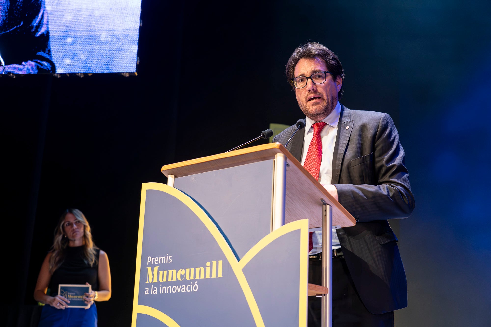 El Teatre Principal ha acollit aquest dijous, dia 7 de maig, la desena edició dels Premis Muncunill a la Innovació. Les empreses guanyadores han estat Comser, Luxquanta, Casa Batlló i Domestic Data Streamers, mentre que el Premi Muncunill a la Innovació d’Honor ha estat per l’Acondicionamiento Tarrasense, actual Centre Tecnològic LEITAT, en reconeixement a la seva trajectòria de 120 anys. Com ja és habitual, durant la gala, conduïda per la periodista Sheila Allen, i ha comptat amb un element artístic excepcional: l'actuació de l'Orquestra Simfònica del Vallès,. Creats per l’Ajuntament de Terrassa amb el suport de la Diputació de Barcelona, aquests guardons tenen com a principal objectiu apropar la innovació a la ciutadania i, alhora, visibilitzar i reconèixer la feina de les empreses que aposten per la innovació com a model integral, contribuint a la millora de la qualitat de vida de les persones.