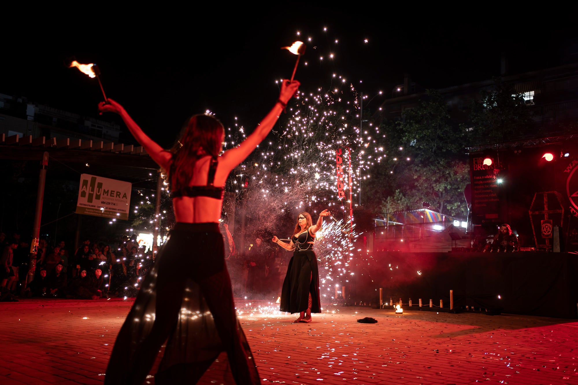 Aquest dijous a la nit ha tingut lloc l’espectacle inaugural de Walpurgis, la Fira de Bruixes. Sant Pere Nord es prepara per quatre dies plens d’activitats, on la bruixeria i l’esoterisme en són els eixos principals. 