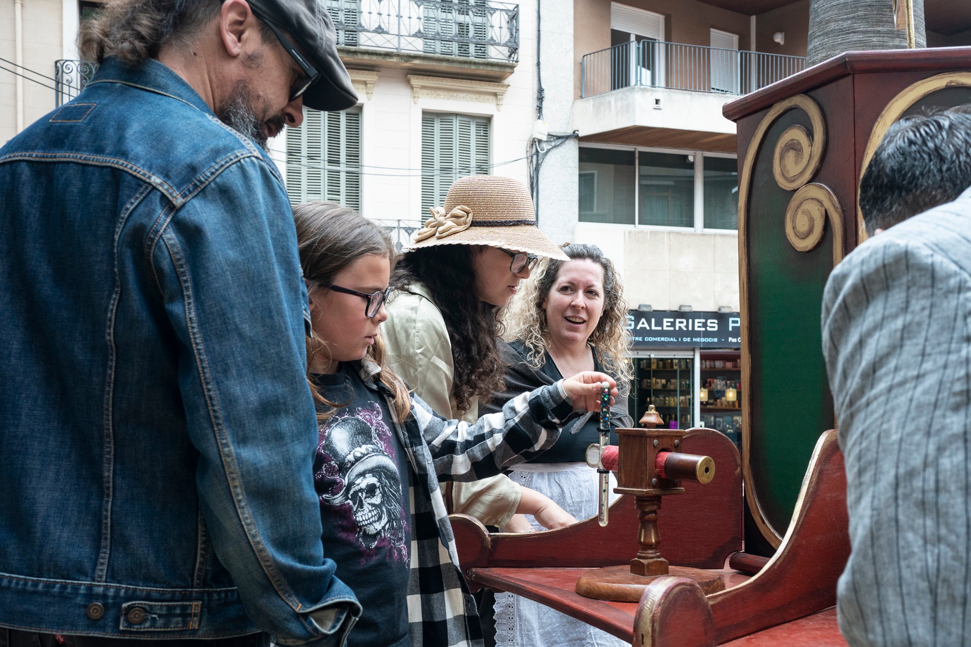 Partint de la Casa Alegre de Sagrera i el plafó al·legòric de figures femenines d'Alexandre de Riquer -el protagonista de la XXIII Fira Modernista de Terrassa-, aquesta és la passejada fotogràfica de dissabte al matí. Durant el recorregut, ens creuem amb públic vestit d'època, inclosos regidors i regidores, la Gran Fira dels Invents del Passeig Comte d'Ègara, l'exposició 'El llegat Riquer' al Castell Cartoixa de Vallparadís, la música del Pep Domènech amb la seva pianola Aeolian davant del Mercat de la Independència, la manifestació de dones obreres sufragistes, el Mercat d'Artesania i els tallers d'oficis d'arts aplicades al parc de Sant Jordi entorn una Masia Freixa en obres de restauració, la màgia de l'atracció Cavallets de principis del segle XX al parc dels Catalans i la cercavila del Circ Històric Raluy, que aquests dies presenta el seu espectacle 'Terra' a la plaça Nova. Endinseu-vos en una Terrassa ben modernista | Mireia Comas