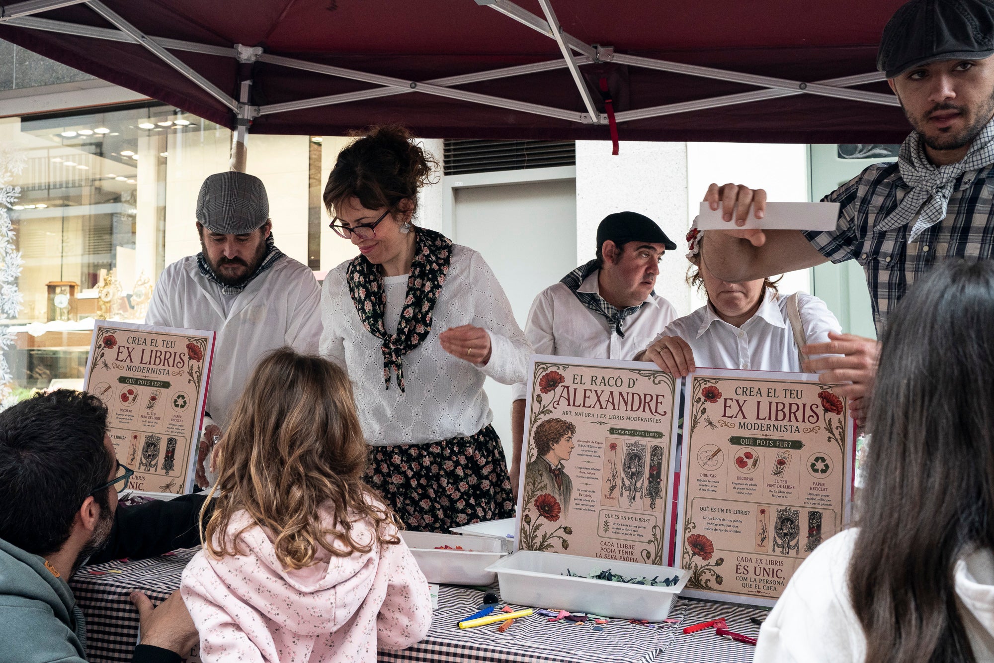 Partint de la Casa Alegre de Sagrera i el plafó al·legòric de figures femenines d'Alexandre de Riquer -el protagonista de la XXIII Fira Modernista de Terrassa-, aquesta és la passejada fotogràfica de dissabte al matí. Durant el recorregut, ens creuem amb públic vestit d'època, inclosos regidors i regidores, la Gran Fira dels Invents del Passeig Comte d'Ègara, l'exposició 'El llegat Riquer' al Castell Cartoixa de Vallparadís, la música del Pep Domènech amb la seva pianola Aeolian davant del Mercat de la Independència, la manifestació de dones obreres sufragistes, el Mercat d'Artesania i els tallers d'oficis d'arts aplicades al parc de Sant Jordi entorn una Masia Freixa en obres de restauració, la màgia de l'atracció Cavallets de principis del segle XX al parc dels Catalans i la cercavila del Circ Històric Raluy, que aquests dies presenta el seu espectacle 'Terra' a la plaça Nova. Endinseu-vos en una Terrassa ben modernista | Mireia Comas