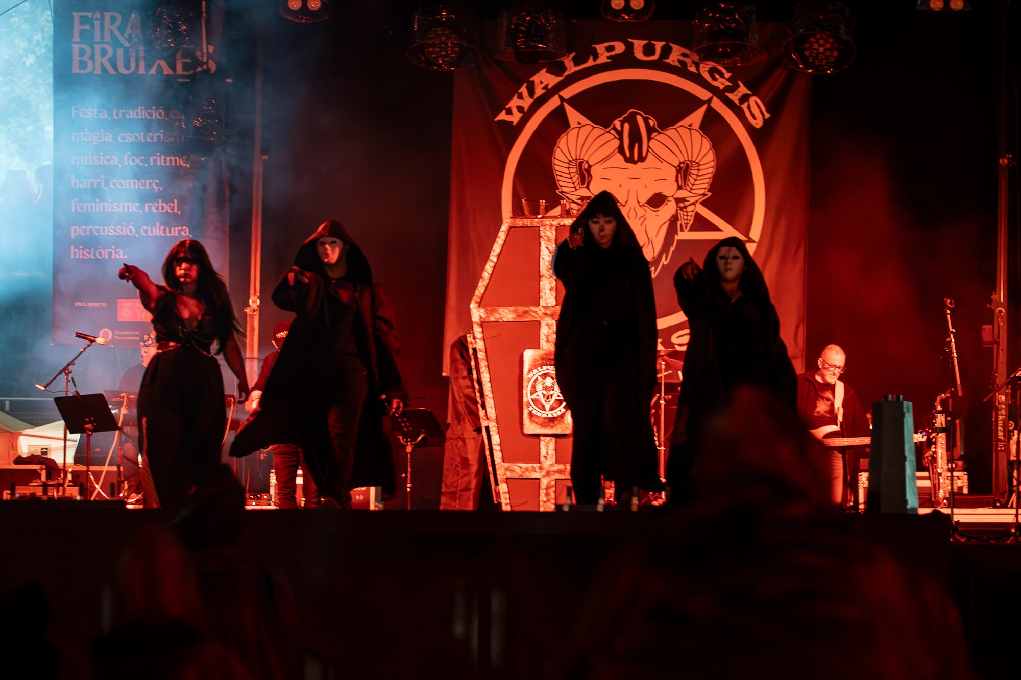 Aquest dijous a la nit ha tingut lloc l’espectacle inaugural de Walpurgis, la Fira de Bruixes. Sant Pere Nord es prepara per quatre dies plens d’activitats, on la bruixeria i l’esoterisme en són els eixos principals. 