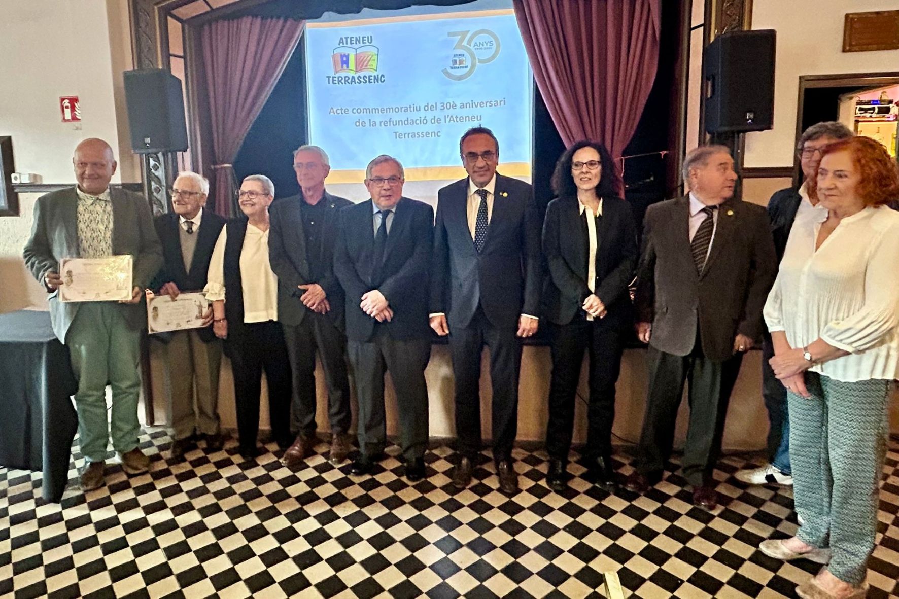 L’Ateneu Terrassenc està d’aniversari. L’entitat celebra els 30 anys de la seva refundació i ho fa amb una setmana plena d’activitats. Els actes van iniciar-se divendres passat, amb el lliurament de les distincions de Sòcia d’Honor a l’escriptora Sílvia Alcàntara i d’Ateneista d’Honor a l’historiador Domènec Ferran. També amb un reconeixement especial a Joan Castellana, soci centenari. Dissabte, al Passatge Tete Montoliu va tenir lloc l’ofrena floral a Marinel·lo Bosch, qui va ser el primer president i fundador de l’Ateneu Terrassenc. Amb la participació dels Cantaires de Terrassa i la Colla de Trabucaires Els Federins.