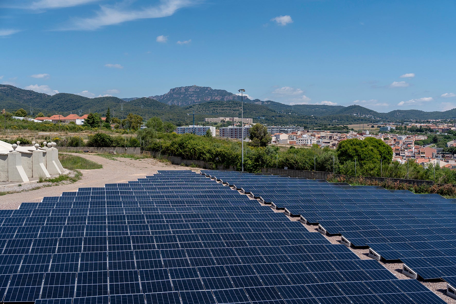 Visita de Jordi Ballart al parc fotovoltaic al recinte dels dipòsits de TAIGUA a Can Boada | Rafel Casanova. Via Ajuntament de Terrassa
